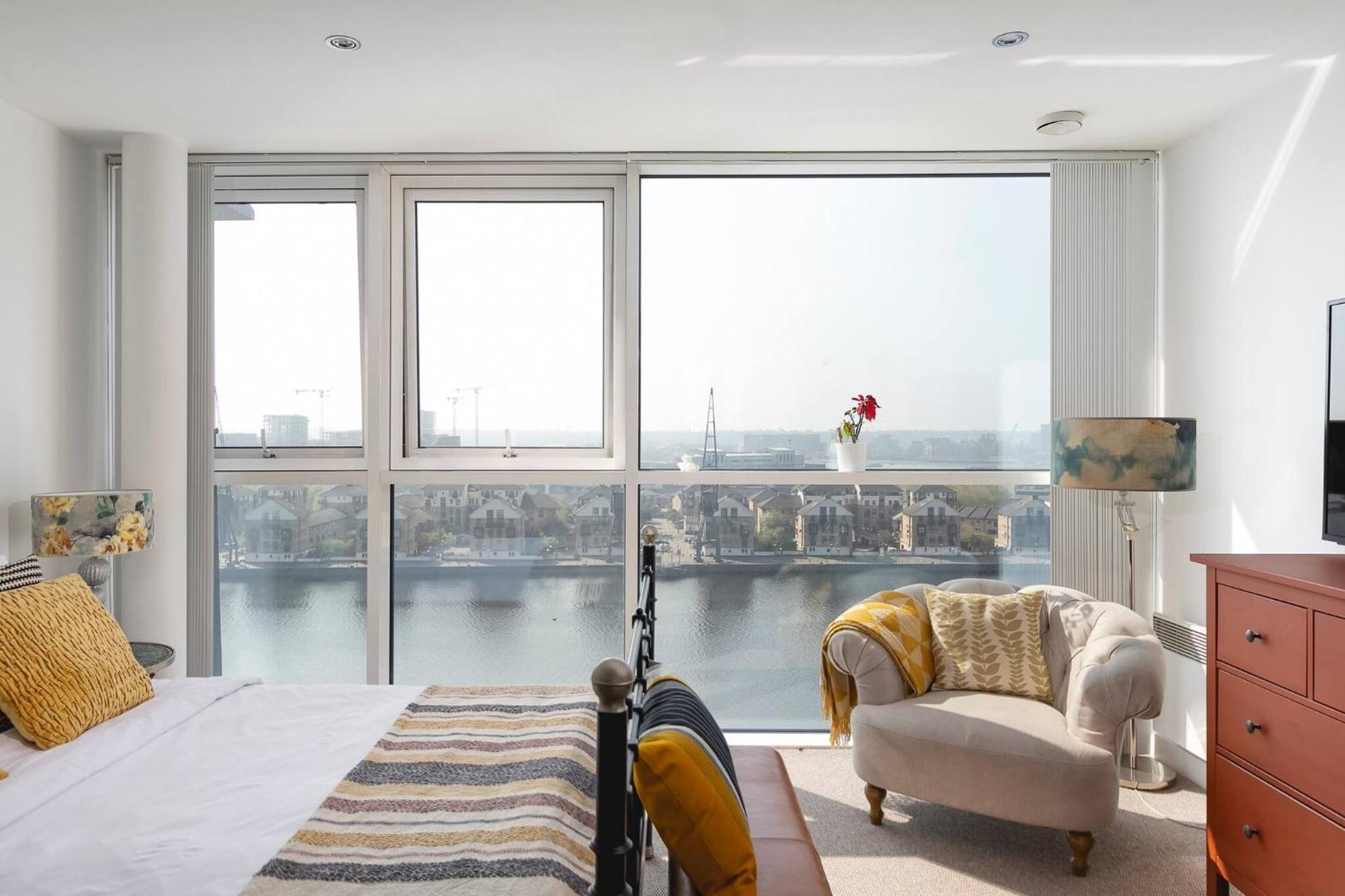 Serene Waterfront - Excel London