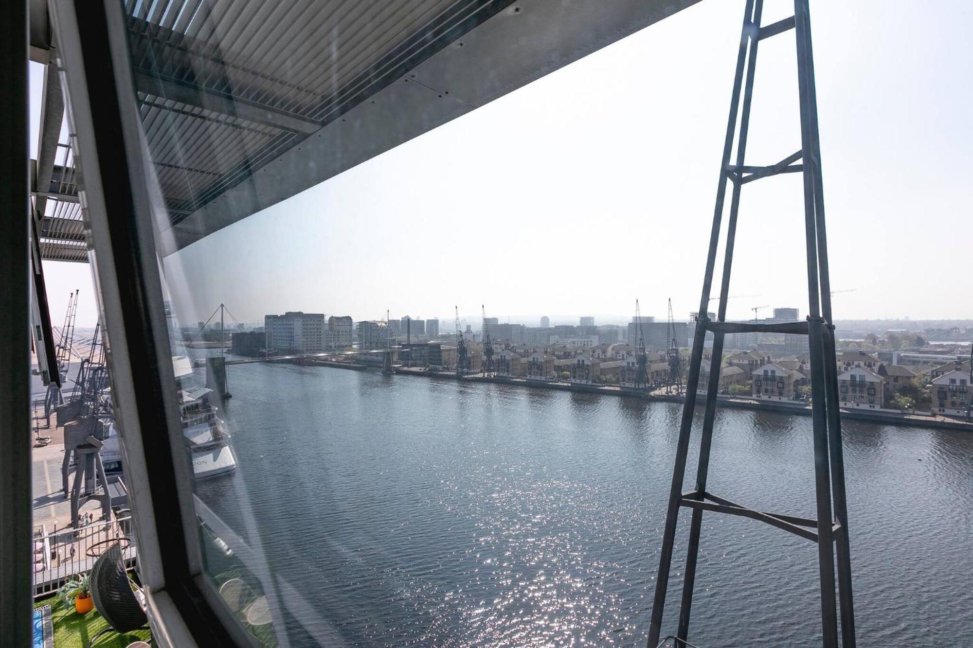 Serene Waterfront - Excel * London