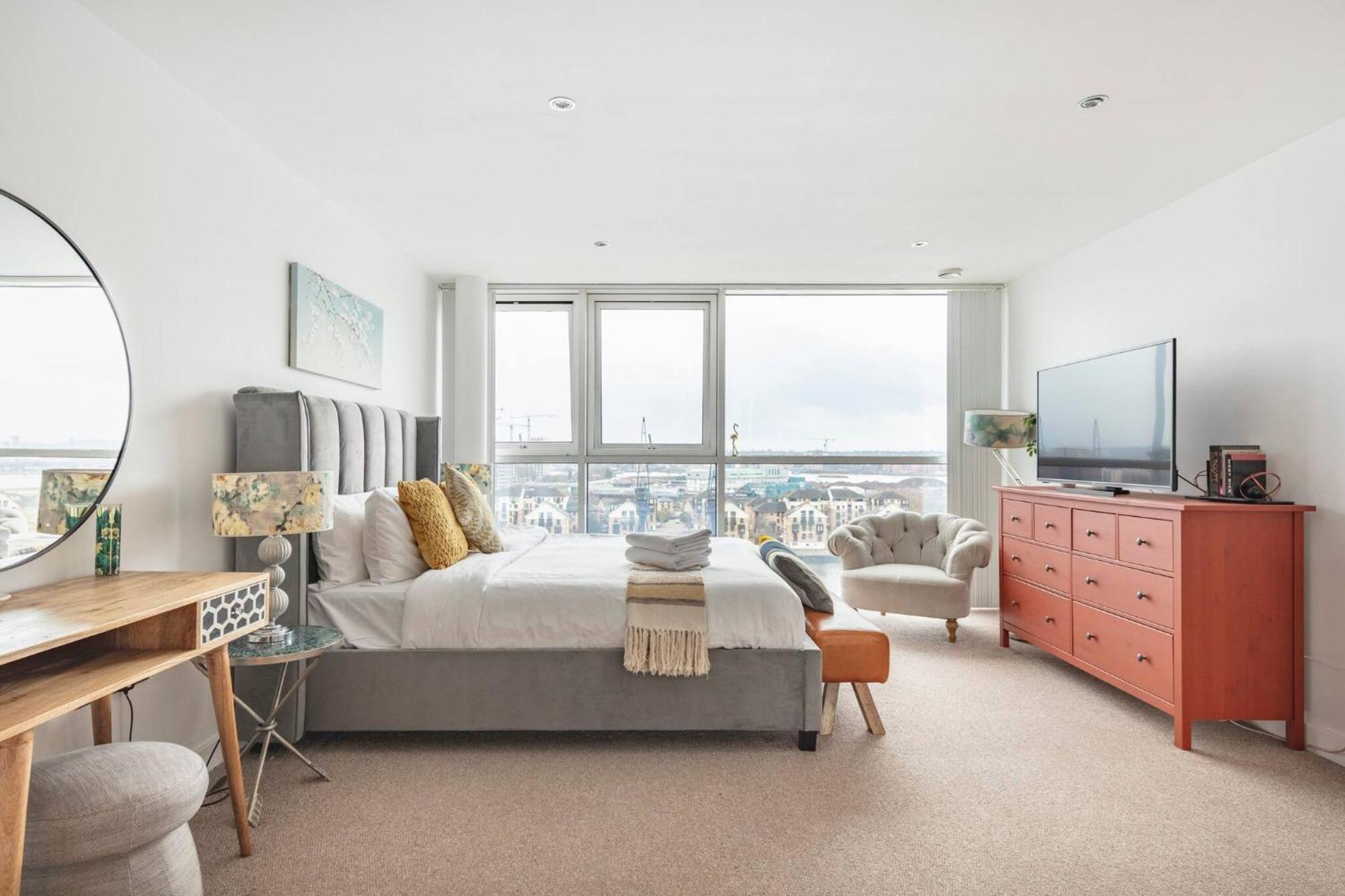 Serene Waterfront - Excel Guest house London