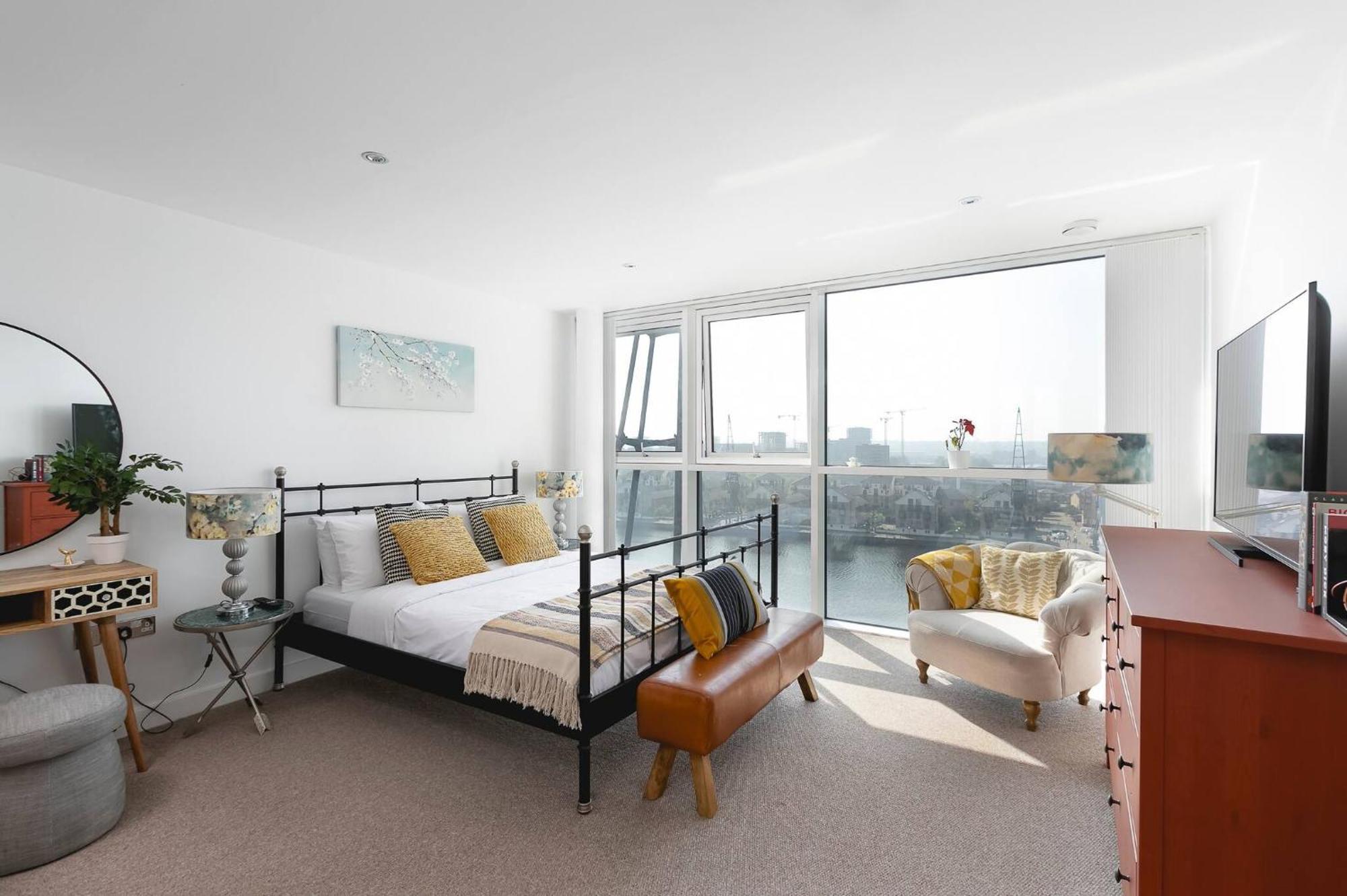 Serene Waterfront - Excel * London