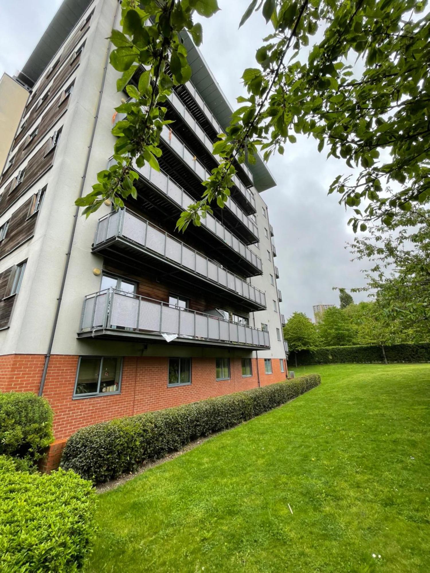 Apartment Waterfall Oasis: Luxury Wembley With Parking