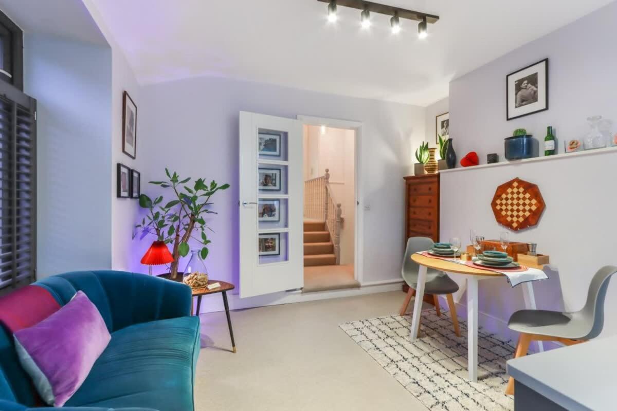 Modern Double Bedroom In 1 Vakantiehuis