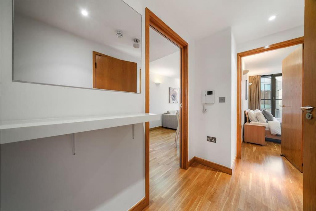 Appartement Stylish And Very With Balcony Londen