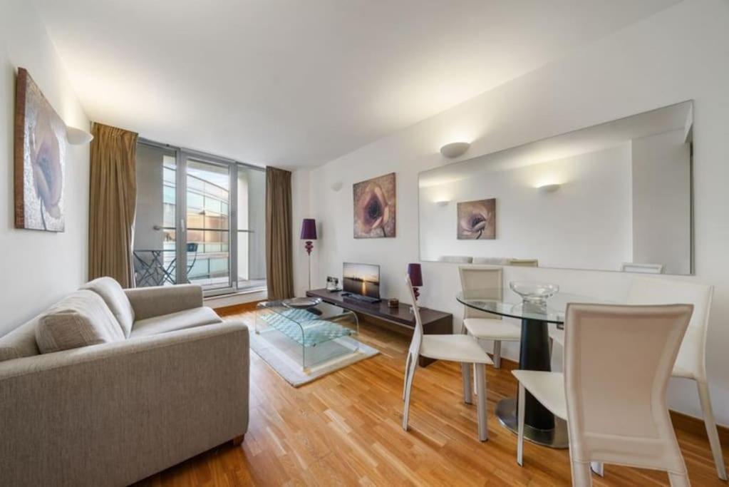 Stylish And Very With Balcony * Londen