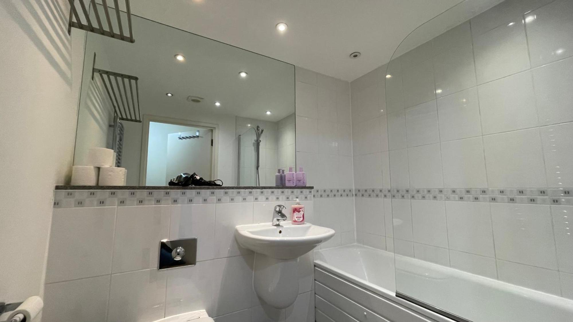 Stratford 2 Bedroom With 2 Bathrooms & Great Links *