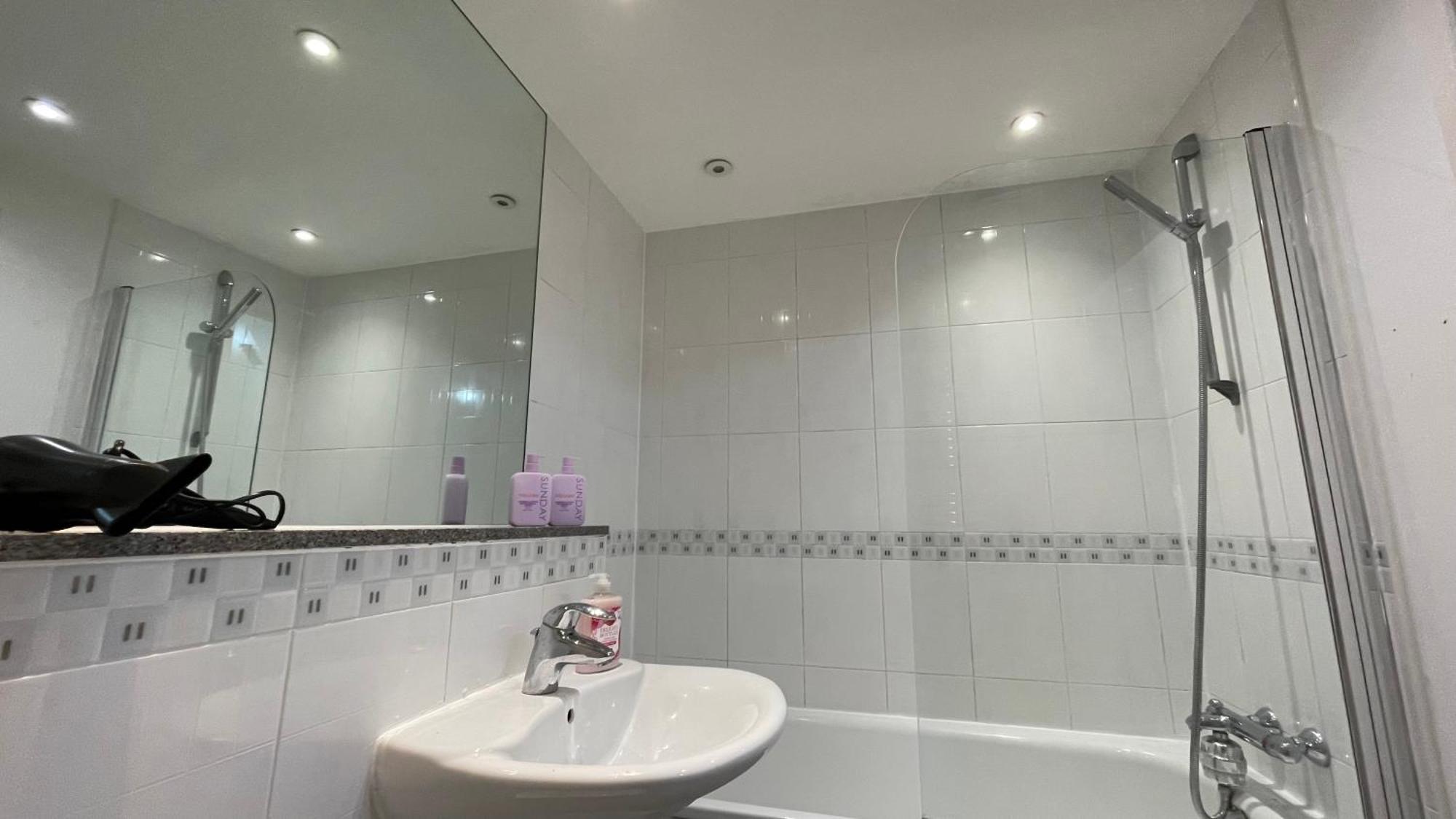 Stratford 2 Bedroom With 2 Bathrooms & Great Links * London