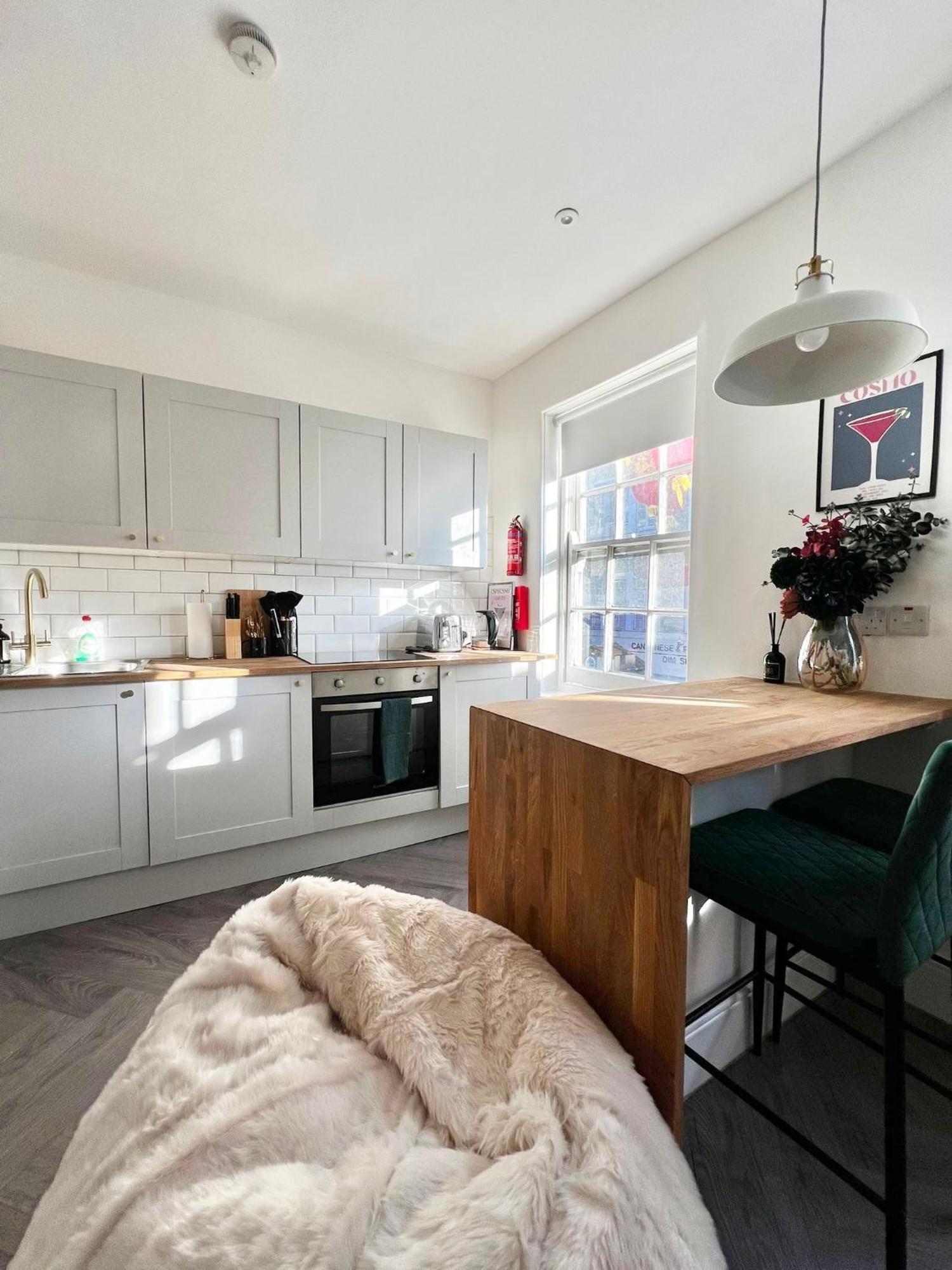 New 2 Bed Mansion Flat In Chinatown!