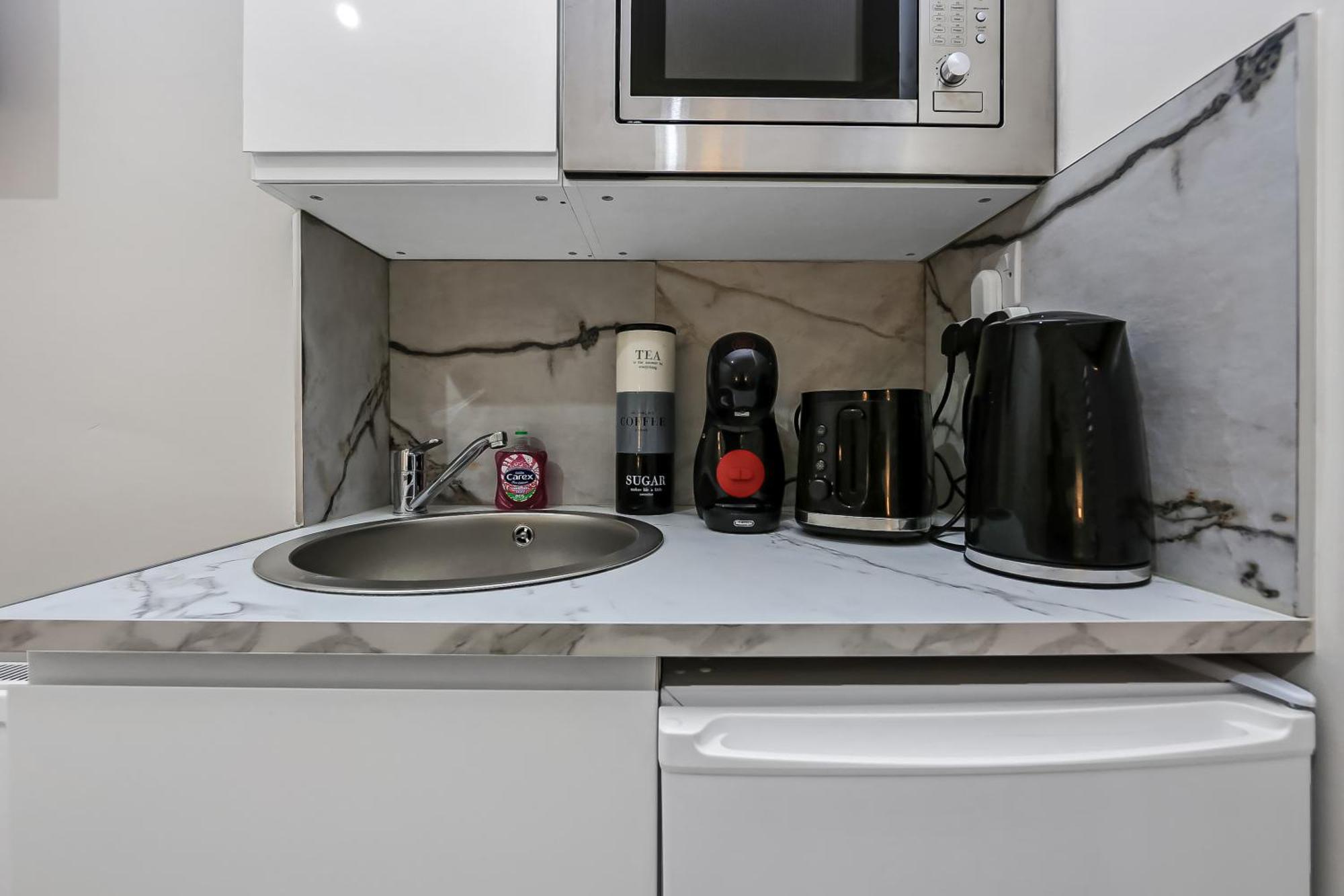Cozy Sunlit With Kitchenette * London