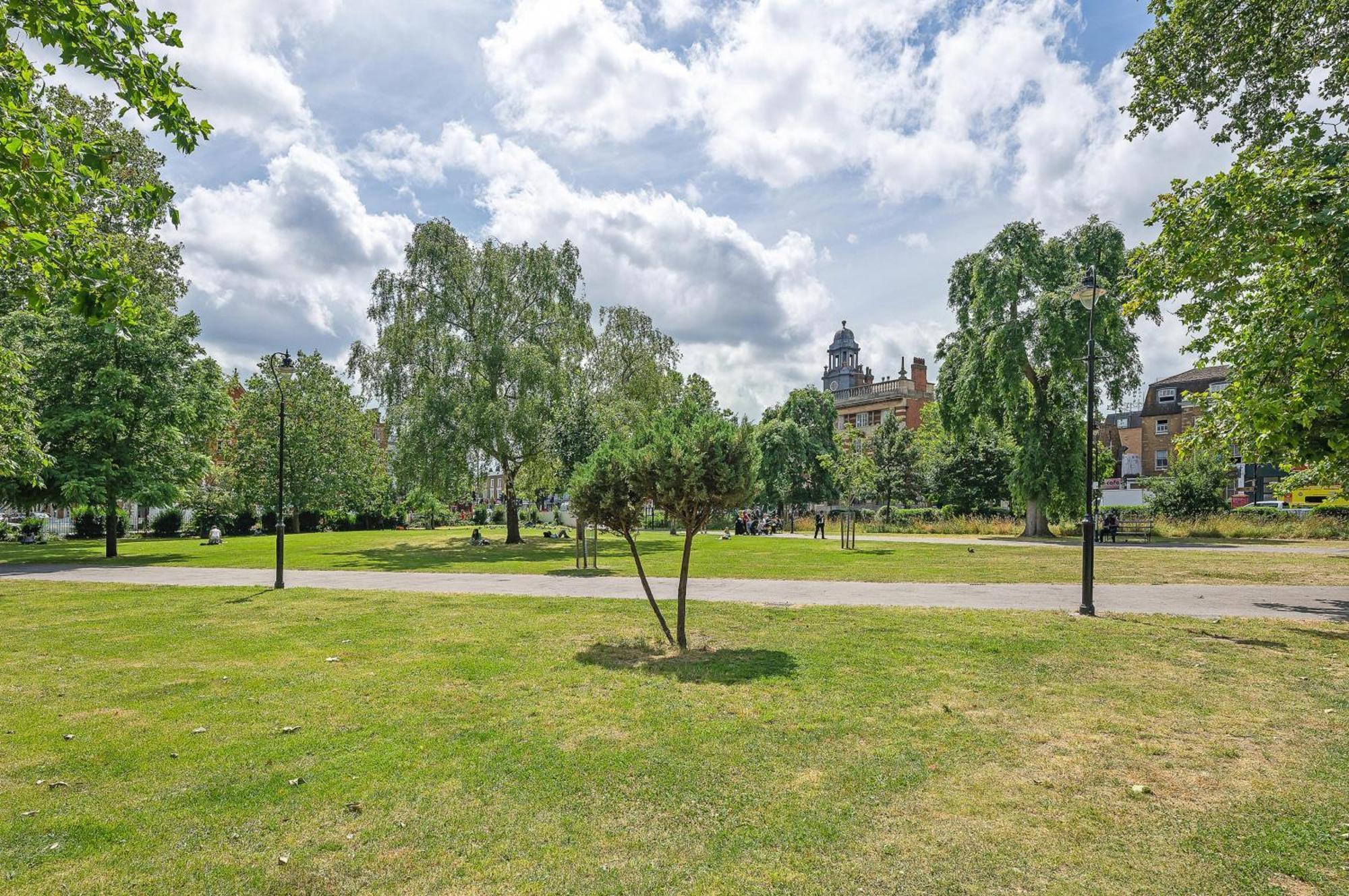 20 Min From Centre 2 Bedrooms W Ensuite * Londen