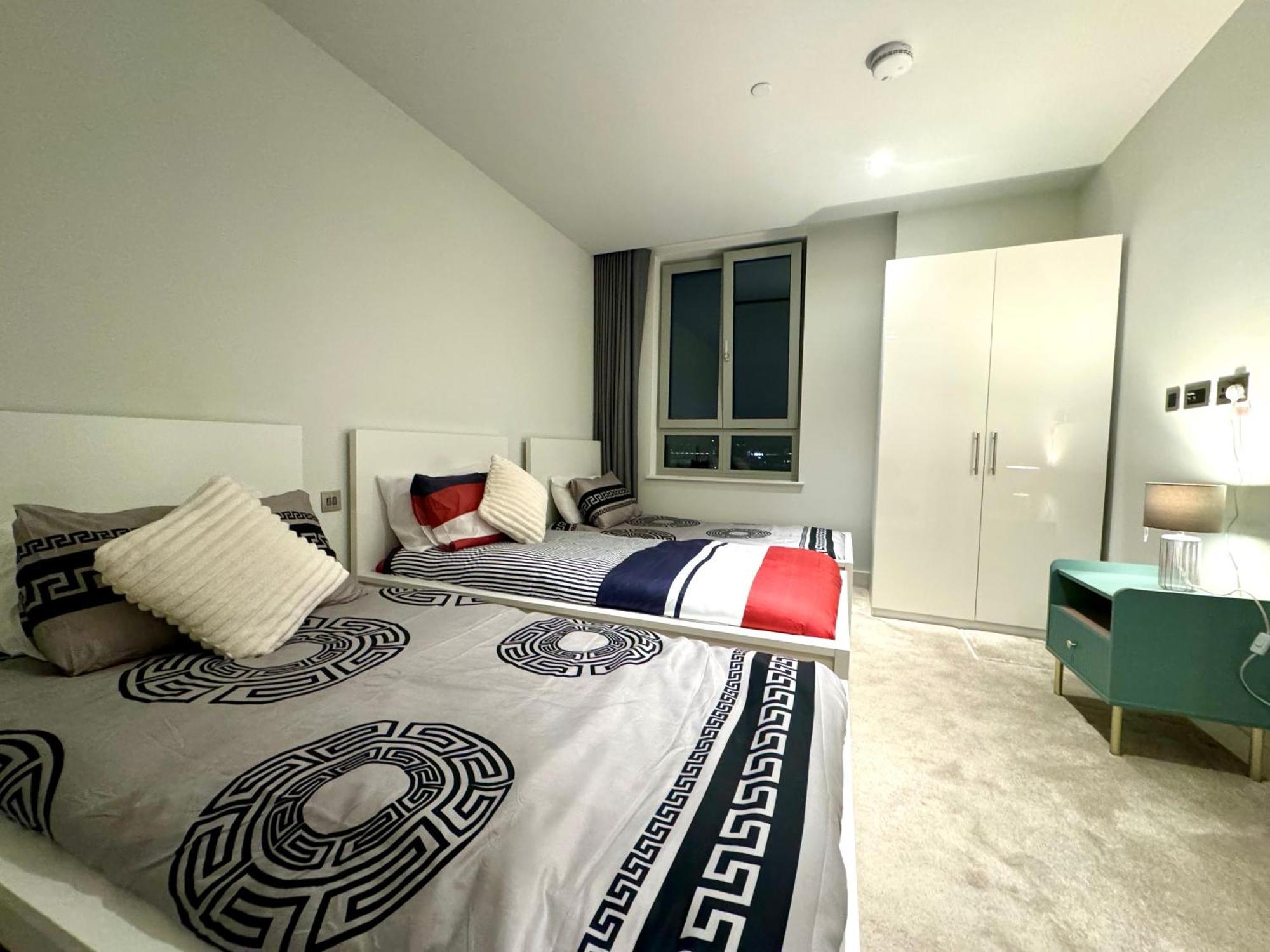 2 Bedroom Luxury Edgware Road By Wild Leilighet *