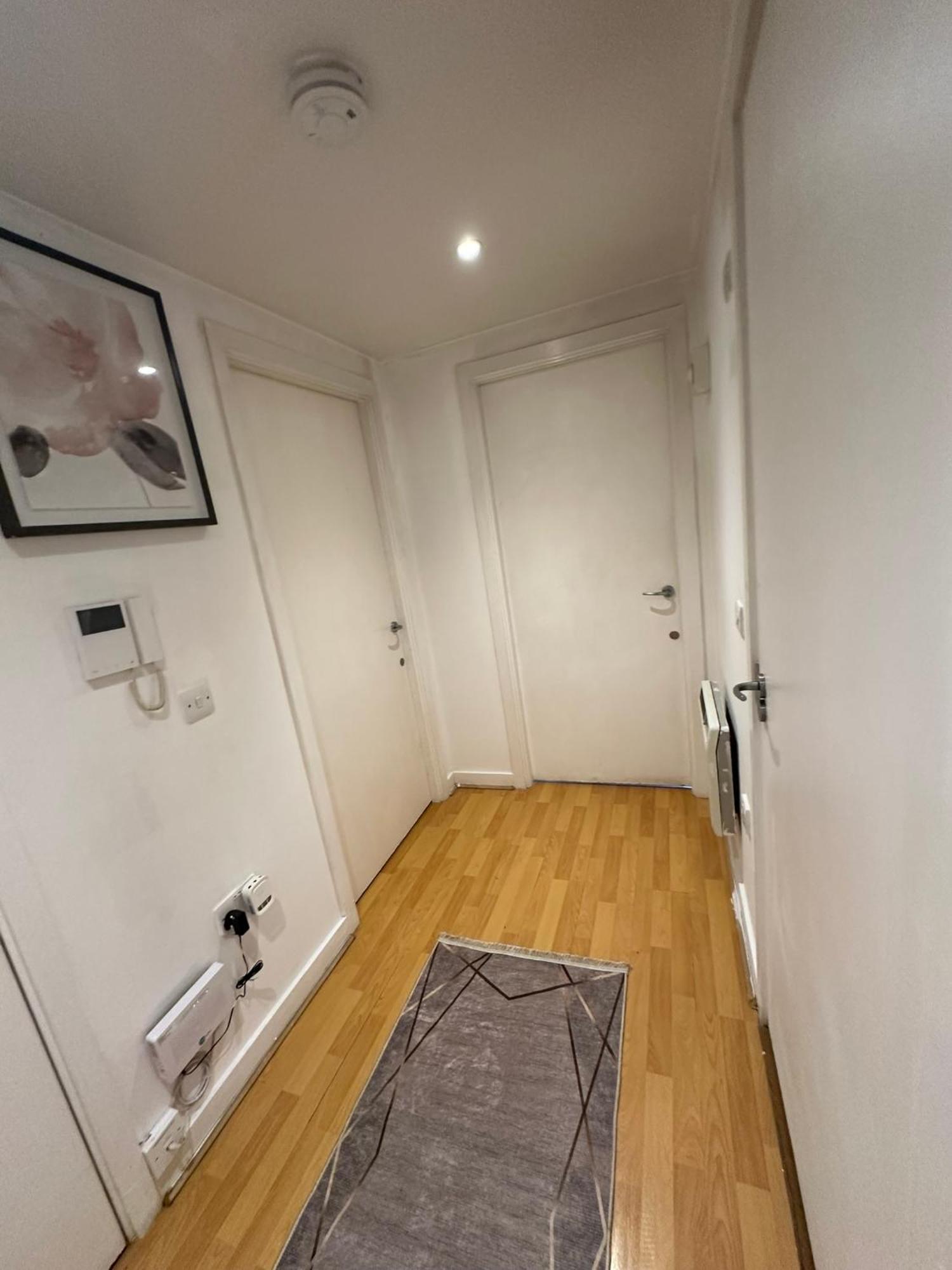 !! Londons Gem ! With Concierge Free Parking ! Gym N Heated Pool ! Restaurants ! Shops ! Great Value ! Weekend Deals Inclusive !! *