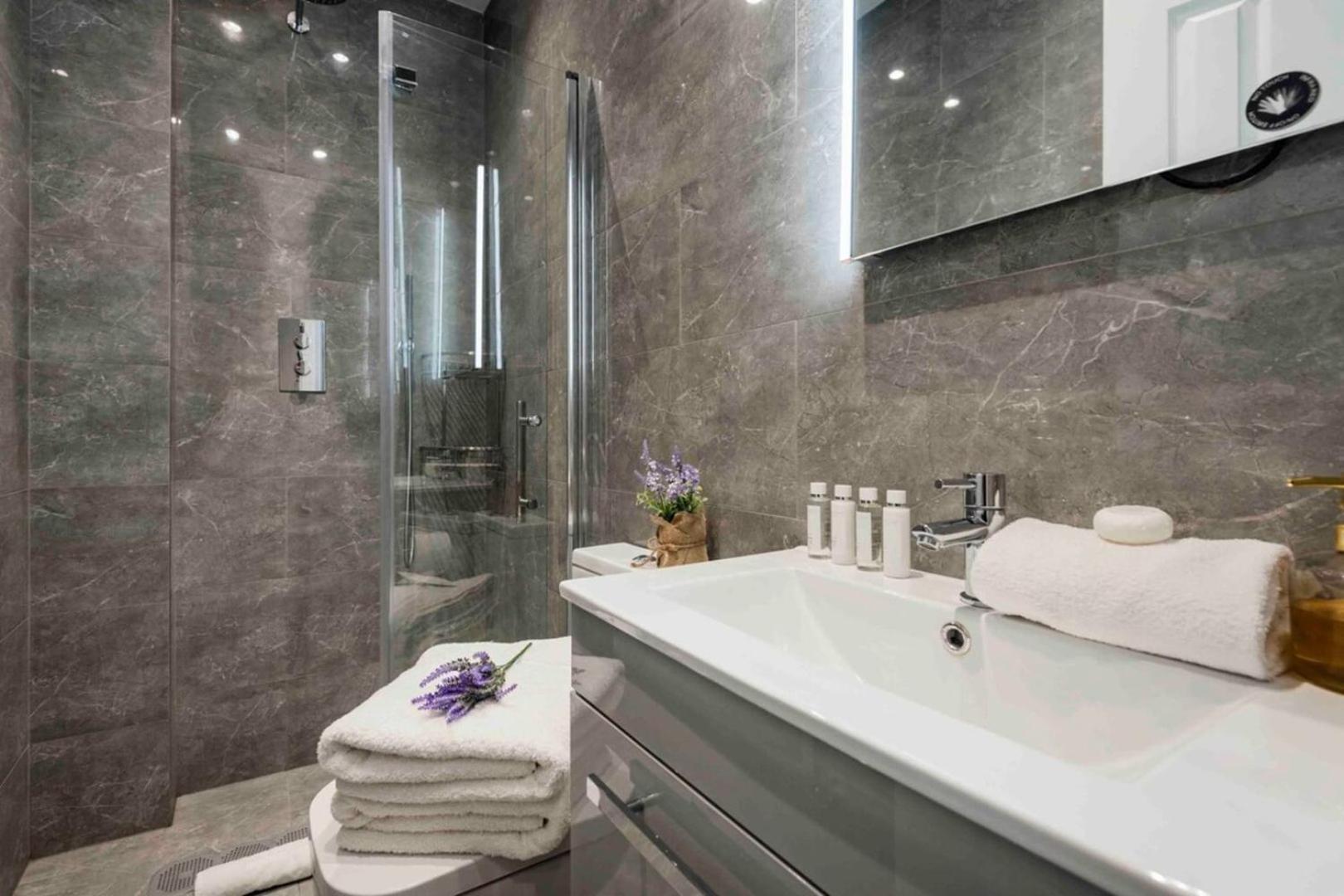 Apartment Bright And Modern Bayswater
