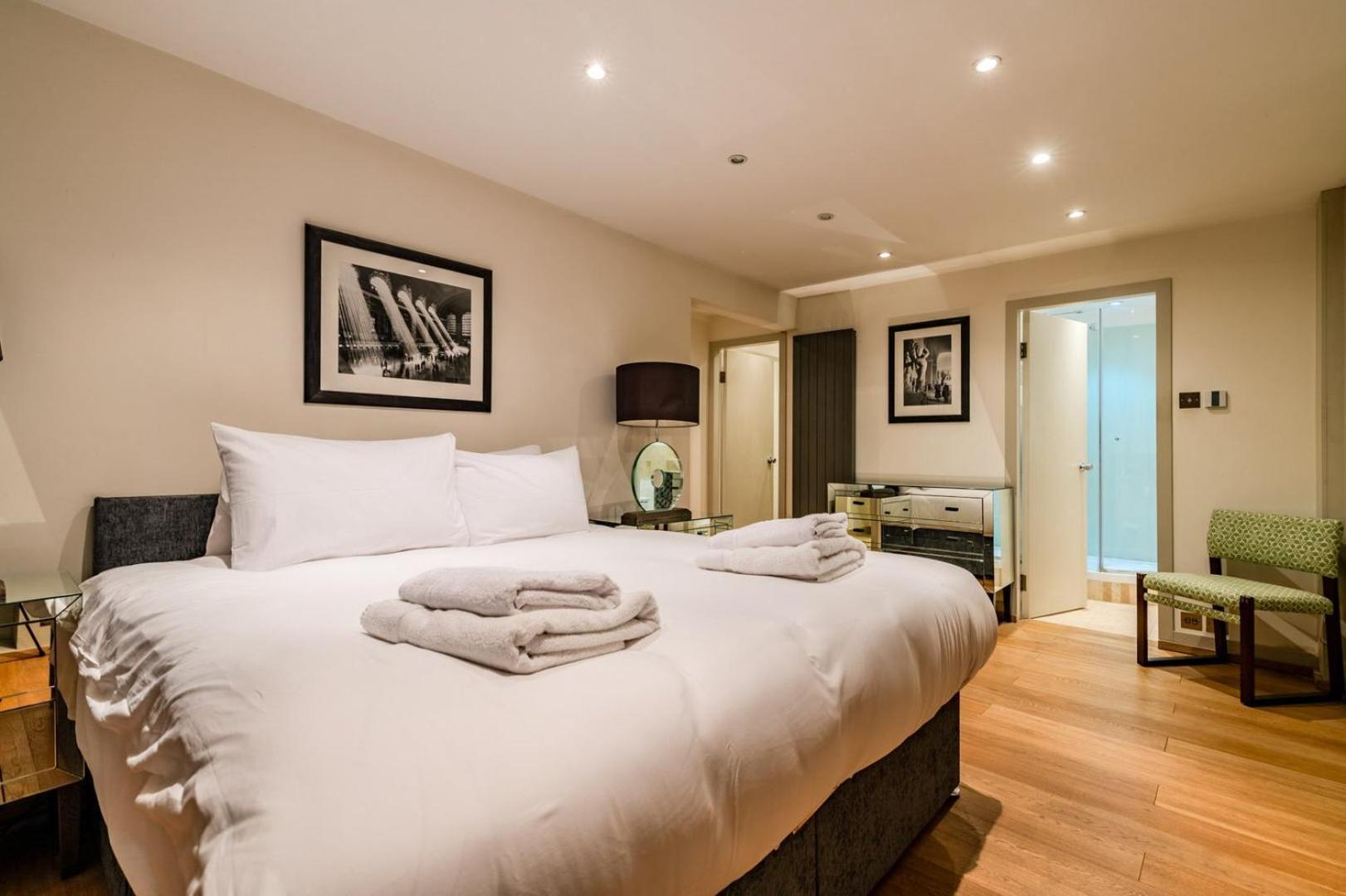Beautiful Three Bedroom House In West Londres