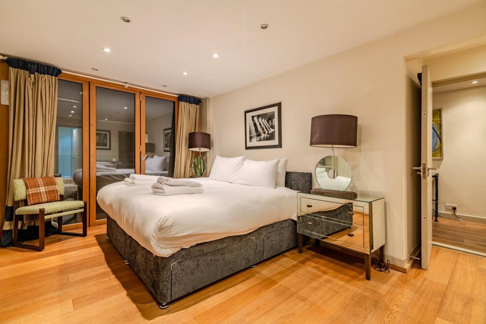 Beautiful Three Bedroom House In West Londres