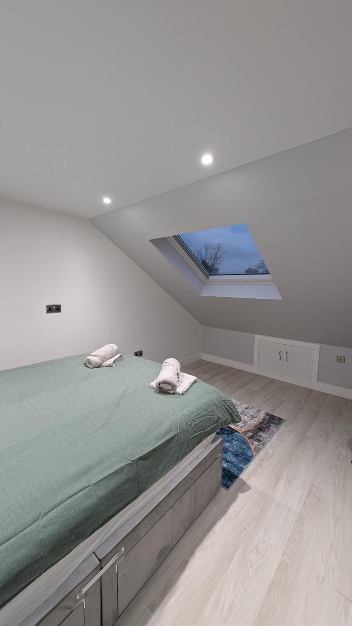 Apartment Family Friendly Fully Refurbished 3 Bedroom, 3 Bathroom In *