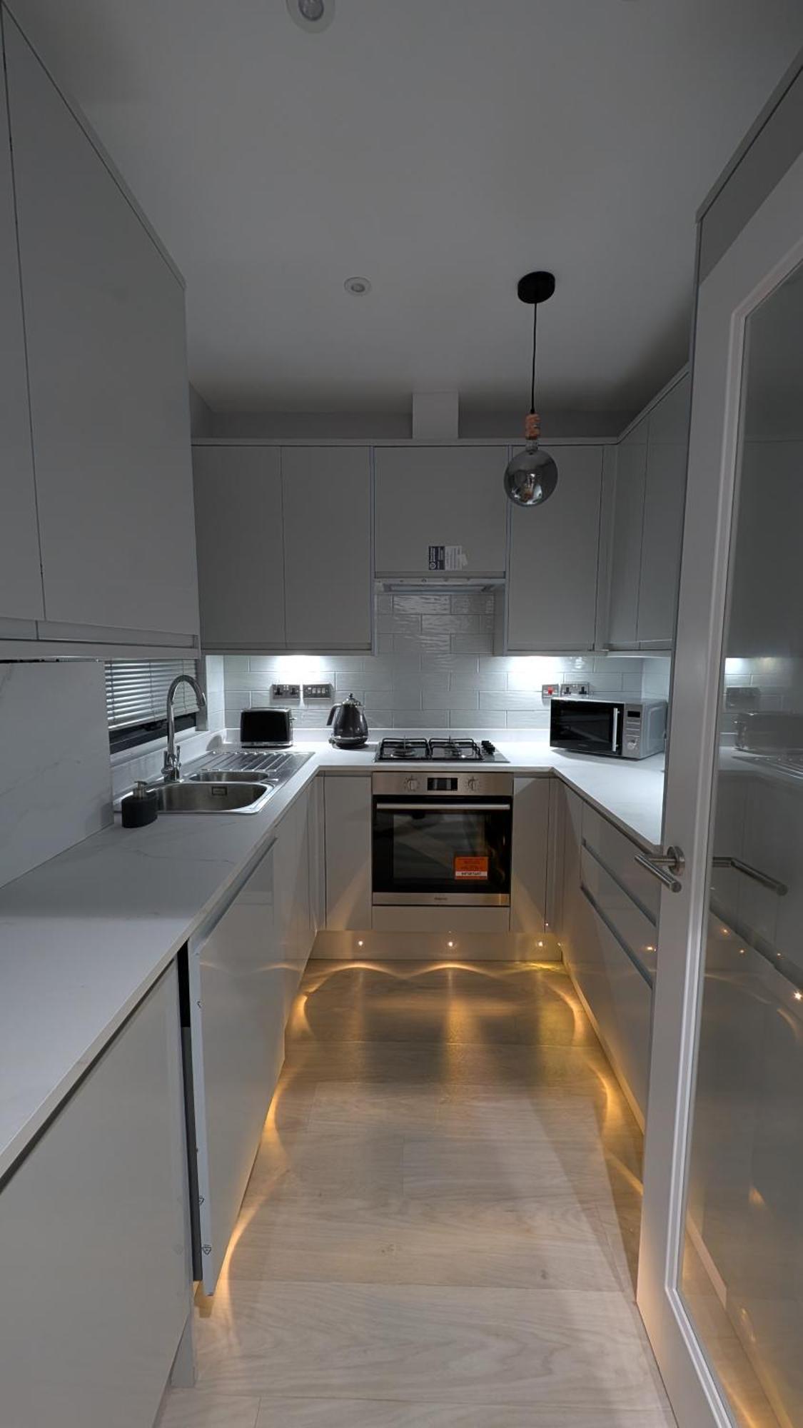 Apartment Family Friendly Fully Refurbished 3 Bedroom, 3 Bathroom In *