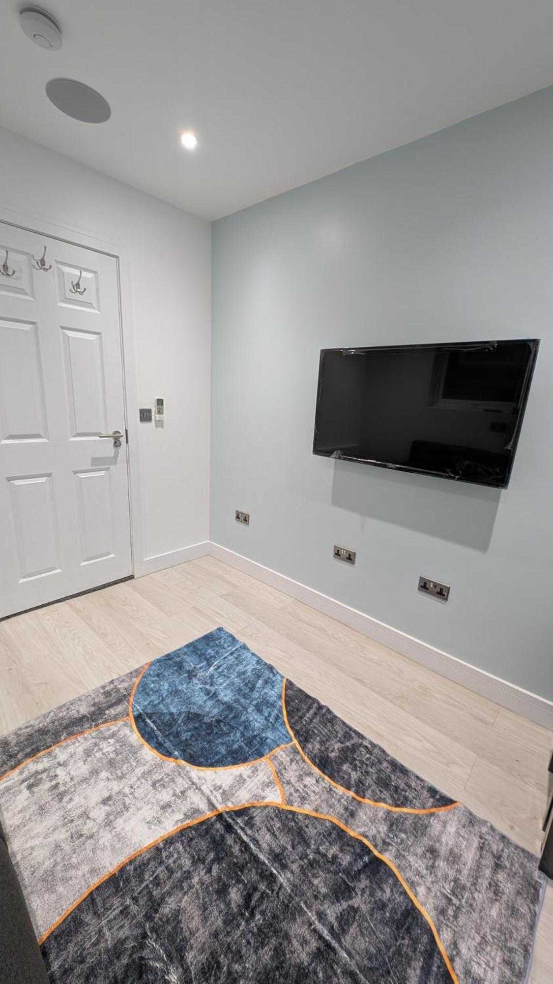 Apartment Family Friendly Fully Refurbished 3 Bedroom, 3 Bathroom In