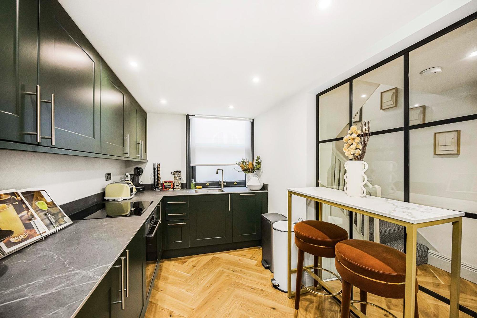 Stylish 2-bed Townhouse In Mayfair Apartment