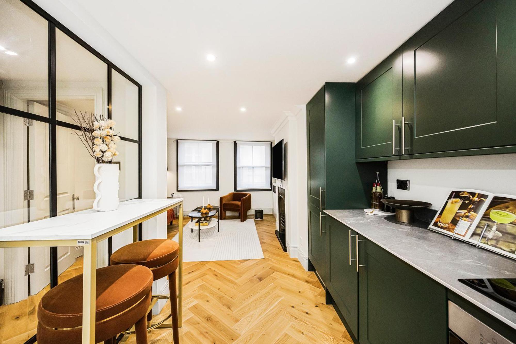 Stylish 2-bed Townhouse In Mayfair Apartment *