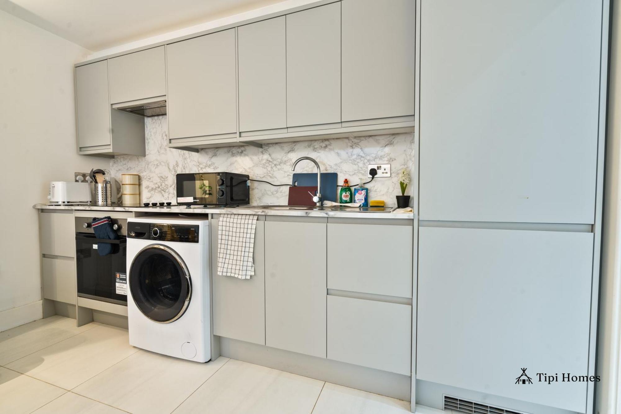 2 Bed 2 Bath, Golders Green, Near London