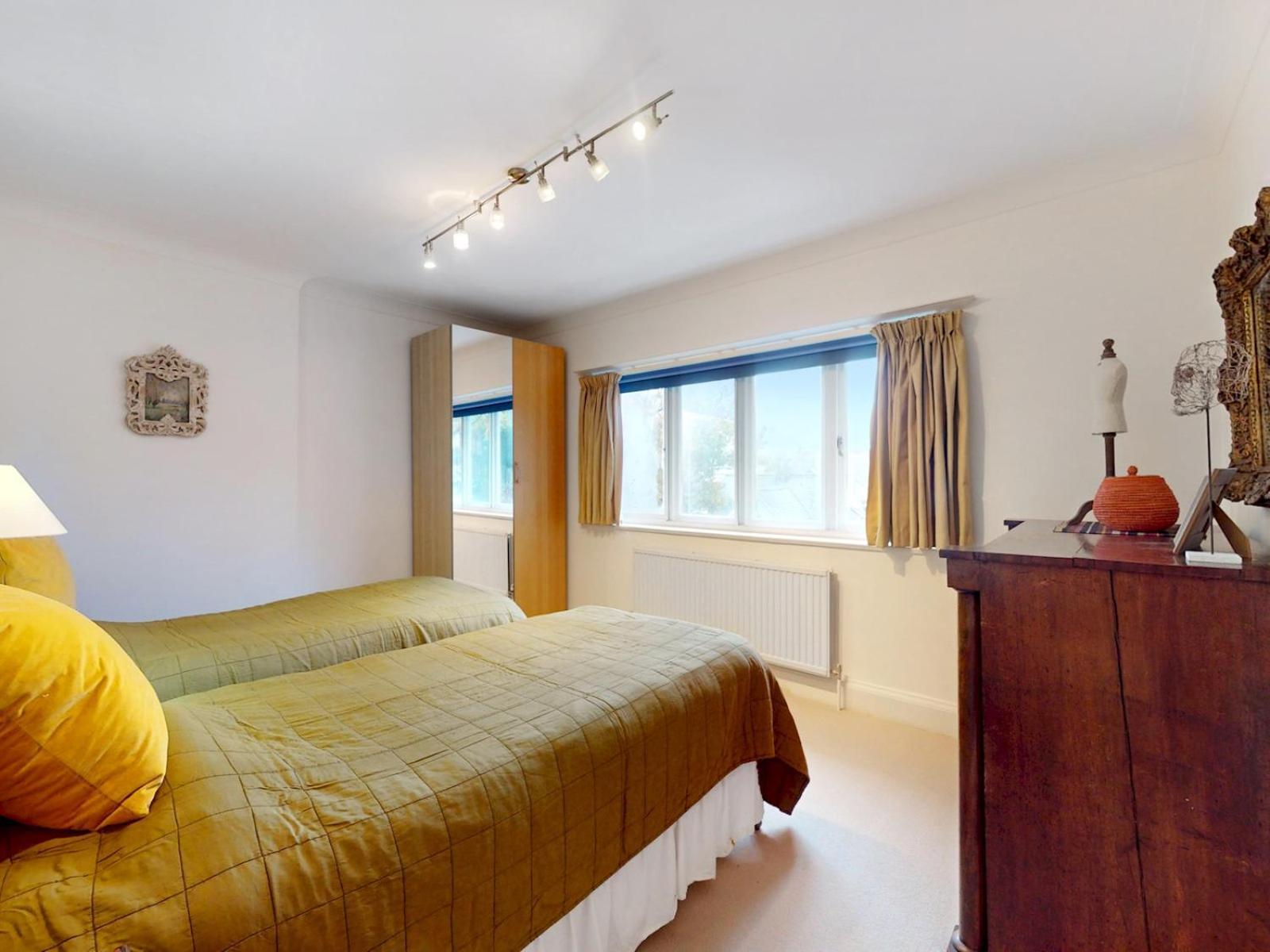 Vakantiehuis Pass The Keys Charming House In Golders *