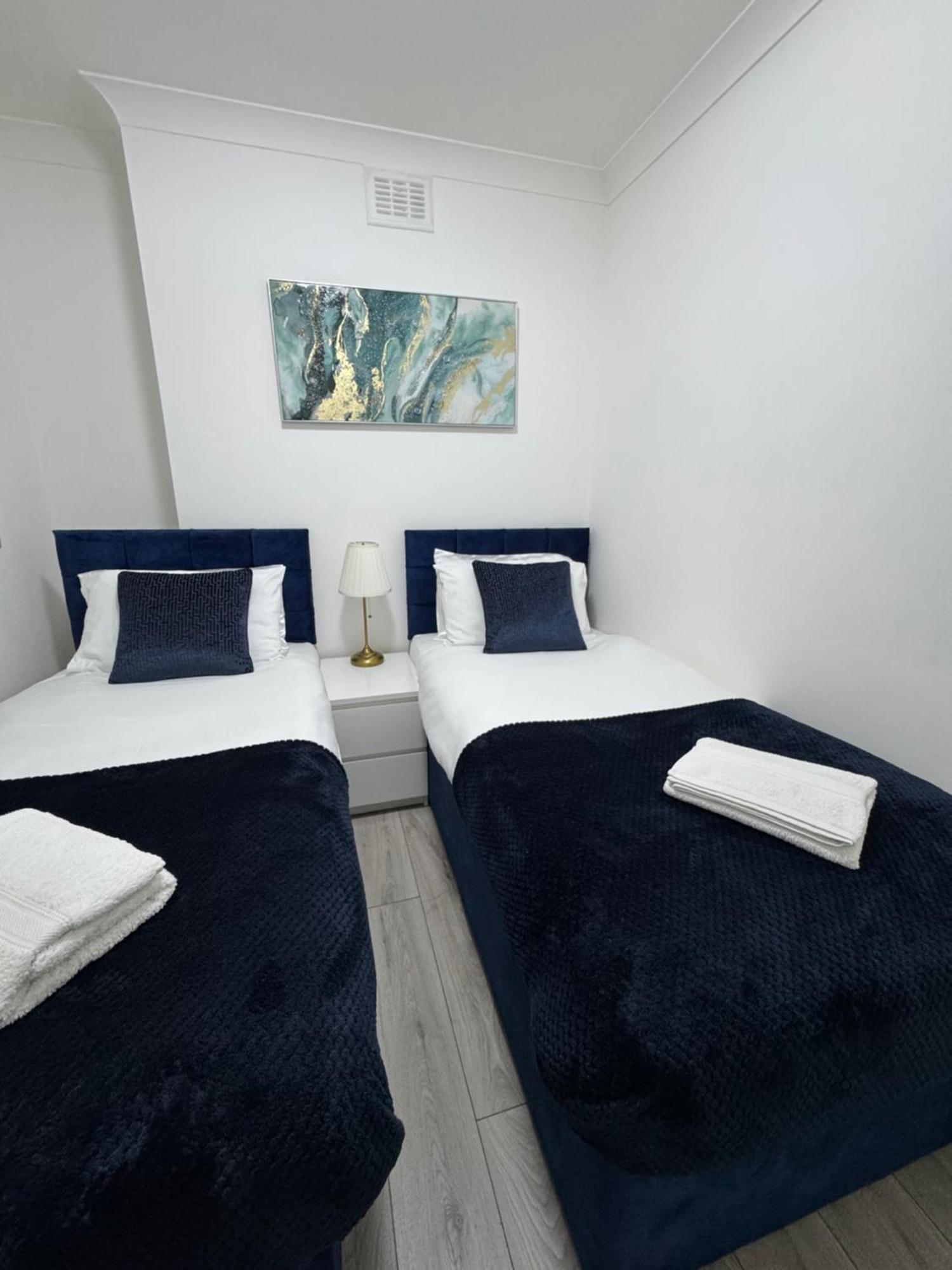 Modern 2-bed Flat Sleeps Up To 5 Apartment *