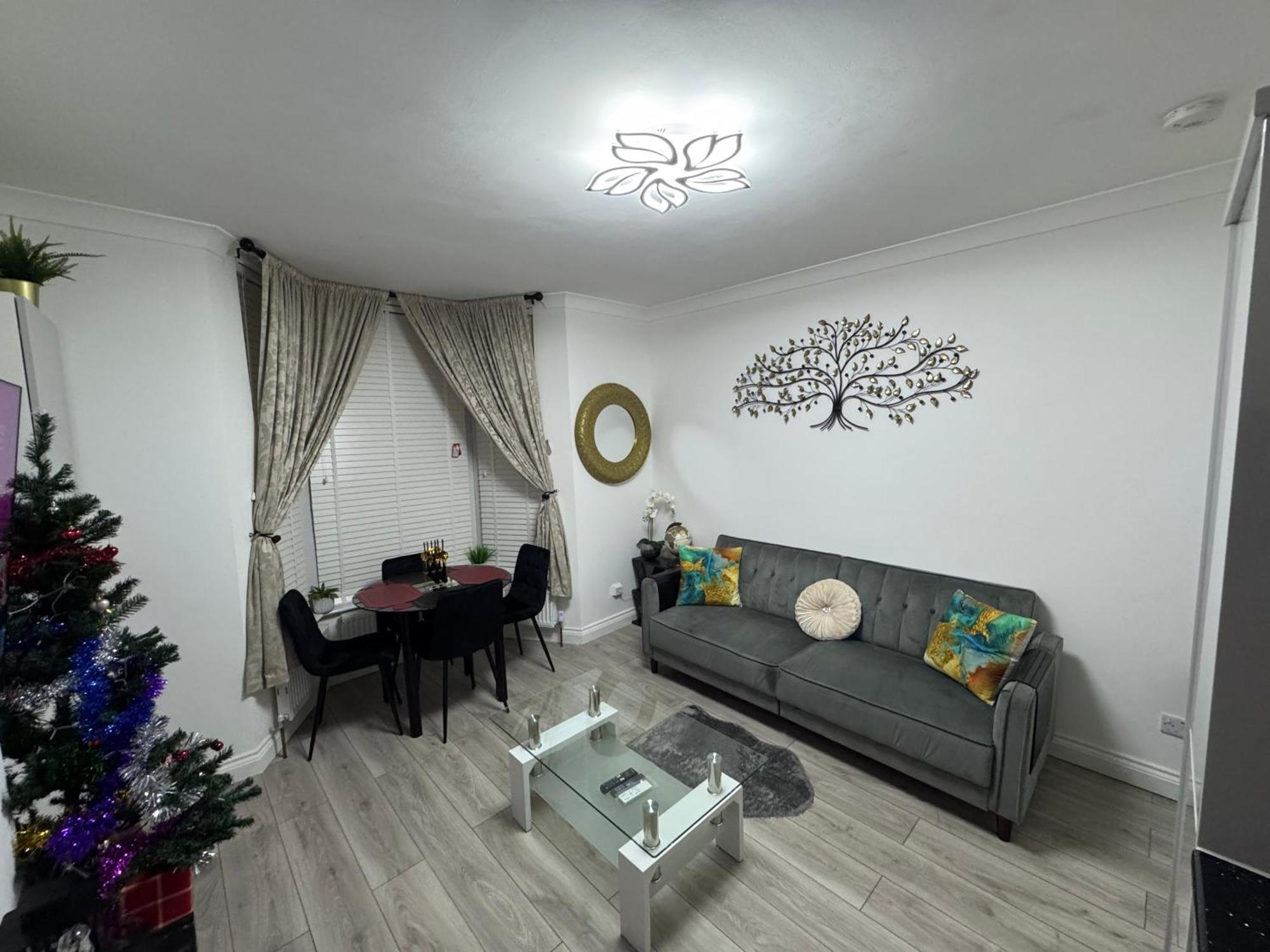 Apartment Modern 2-bed Flat Sleeps Up To 5