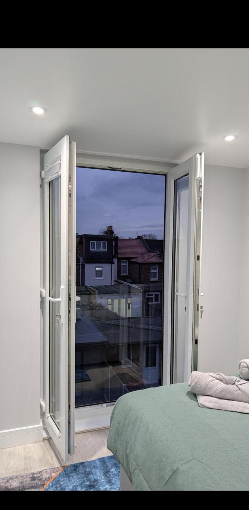 Apartment Family Friendly Fully Refurbished 3 Bedroom, 3 Bathroom In