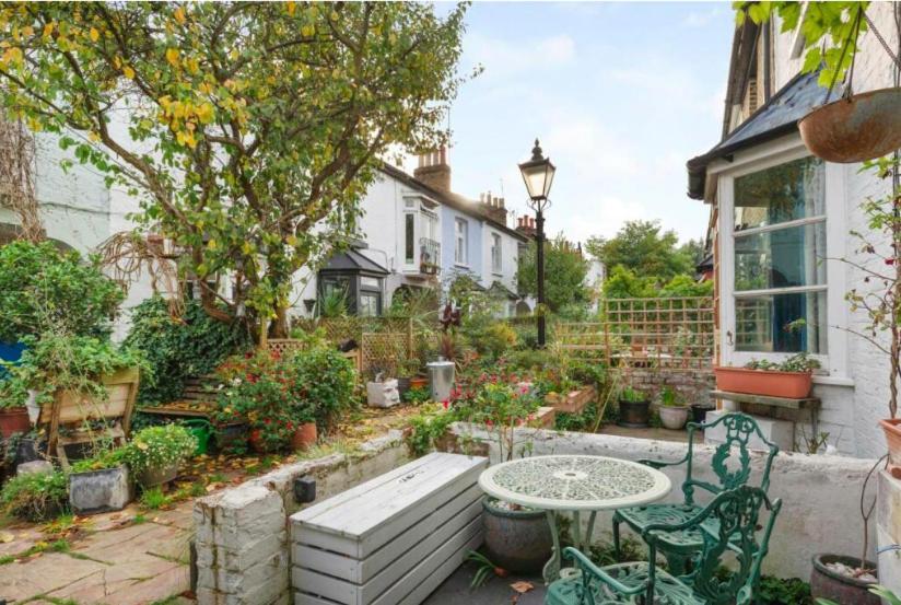 Holiday home Tranquil 2bed With Communal Garden Near Train Station *