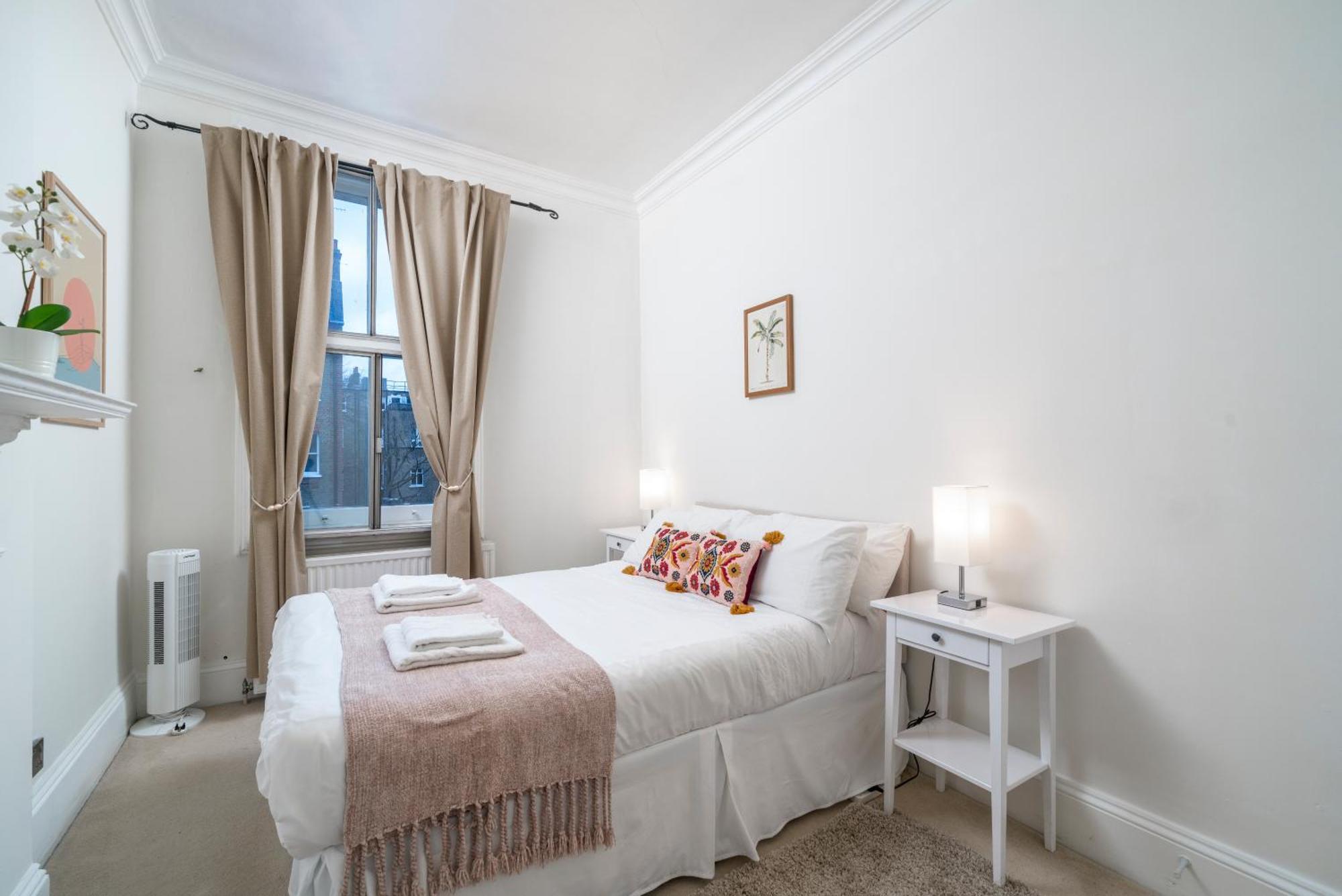 & Charming 2-3 Bed In Kensington, 2 Minutes To Tube, Piccadilly & District Lines, Stunning Garden Views