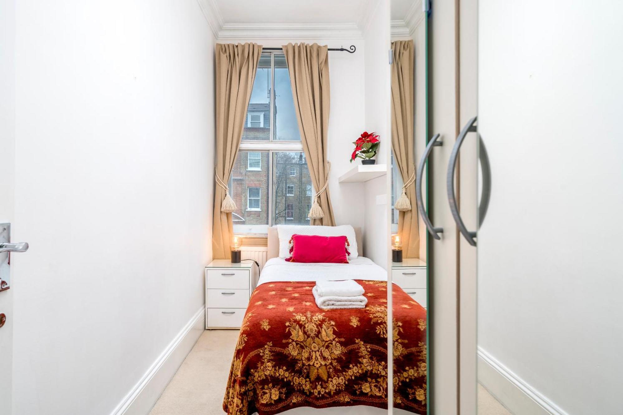 & Charming 2-3 Bed In Kensington, 2 Minutes To Tube, Piccadilly & District Lines, Stunning Garden Views Apartment London