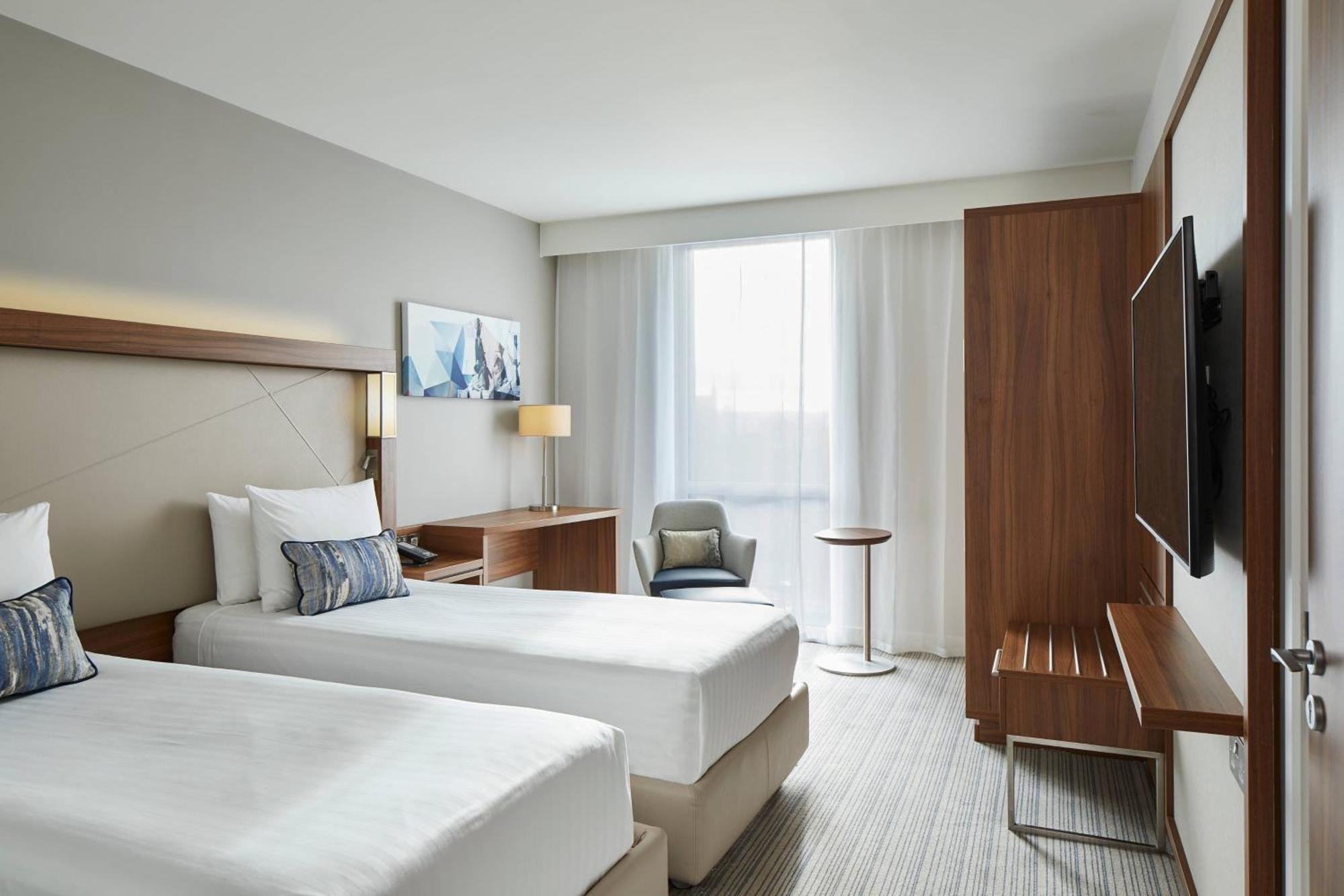 Courtyard By Marriott Airport