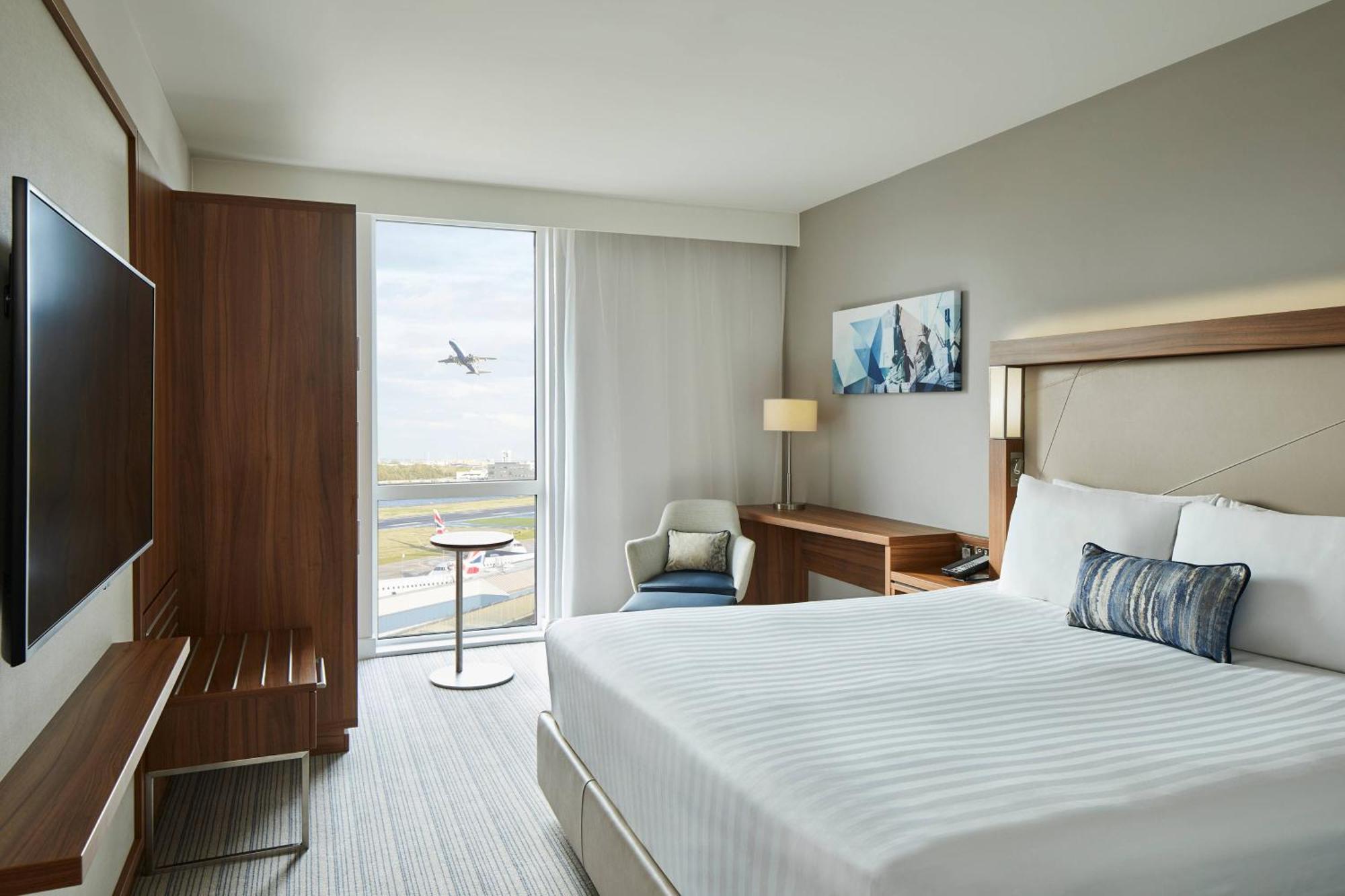 Courtyard By Marriott Airport Hotel