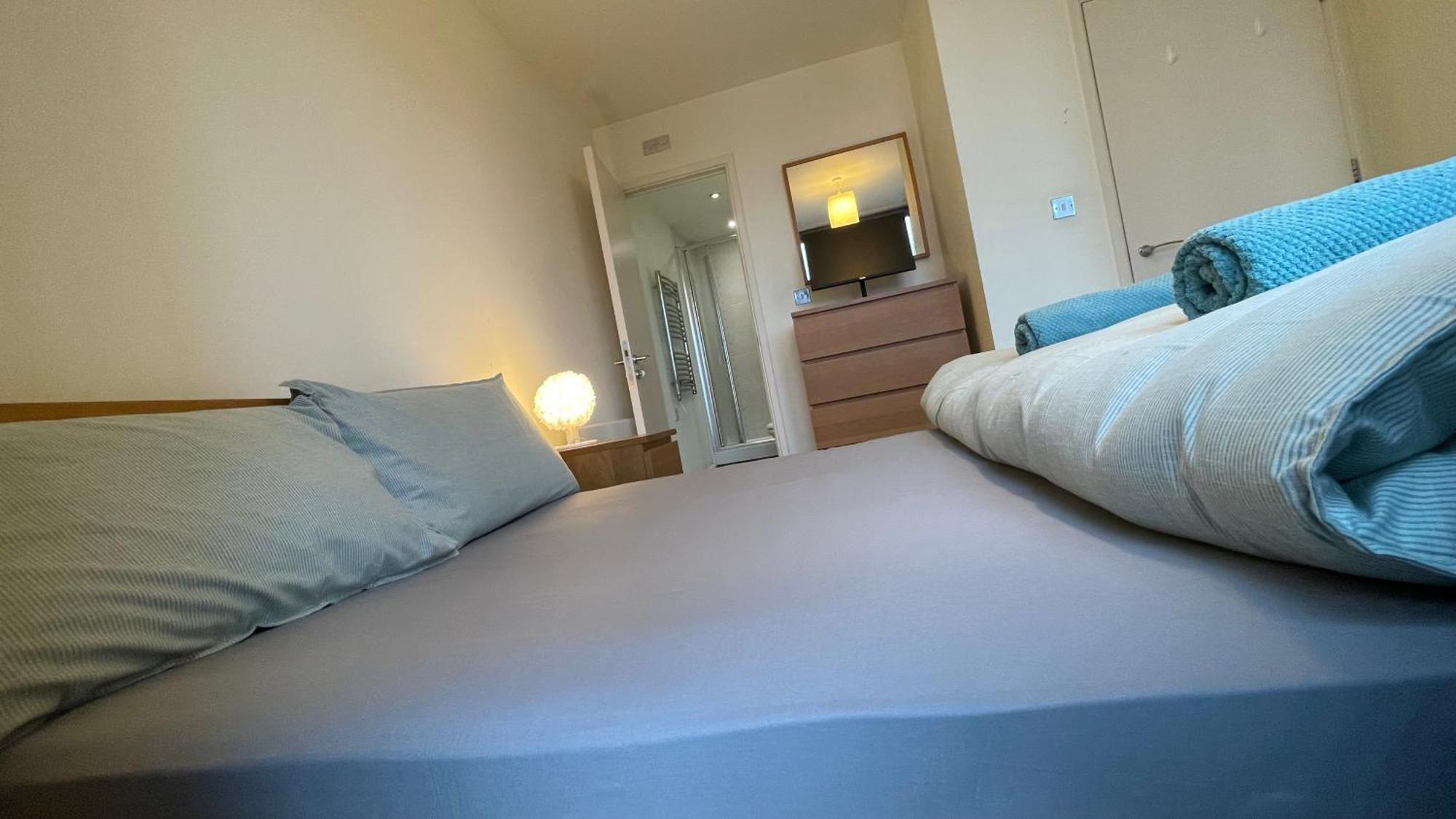 Stratford 2 Bedroom With 2 Bathrooms & Great Links Apartment
