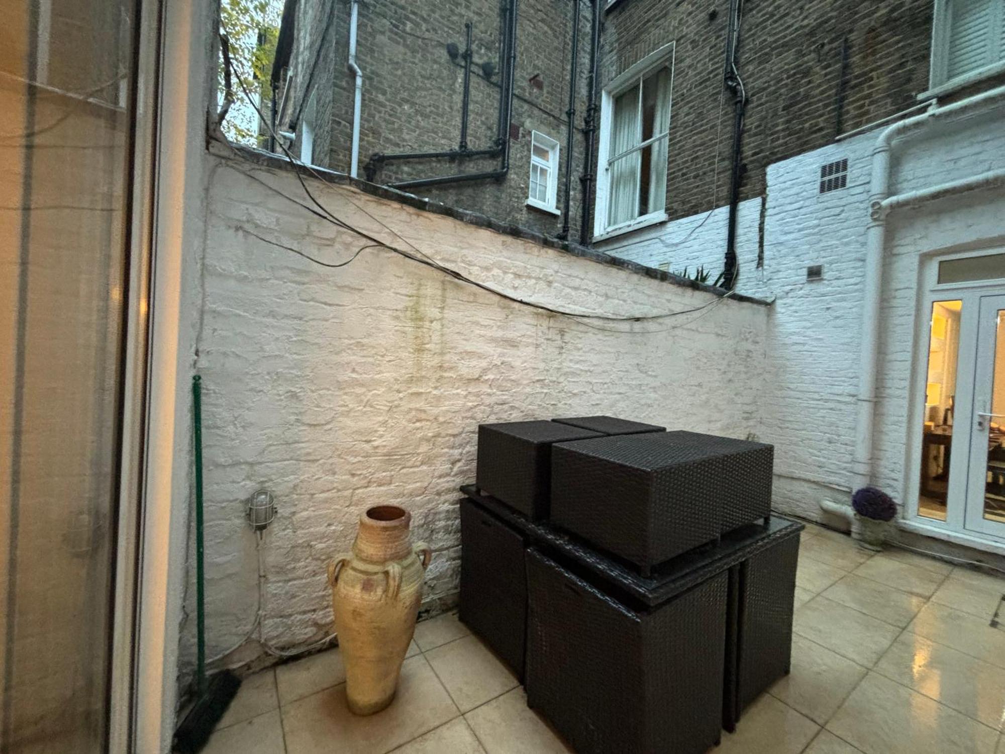 Pristine 2bd Flat With Private Patio Earls Court Apartment