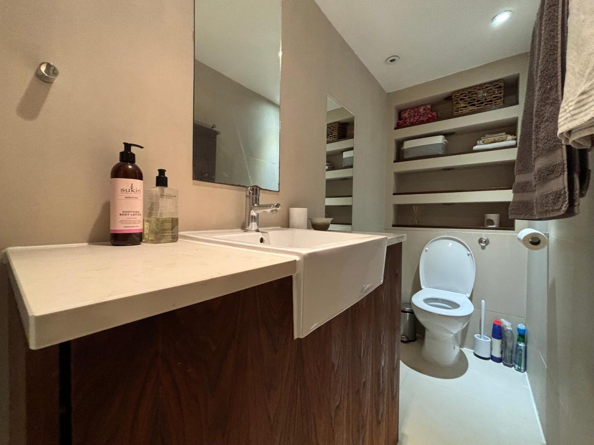 Pristine 2bd Flat With Private Patio Earls Court *