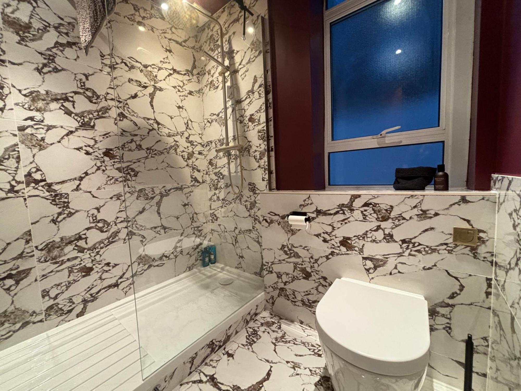 Pristine 2bd Flat With Private Patio Earls Court Apartment *