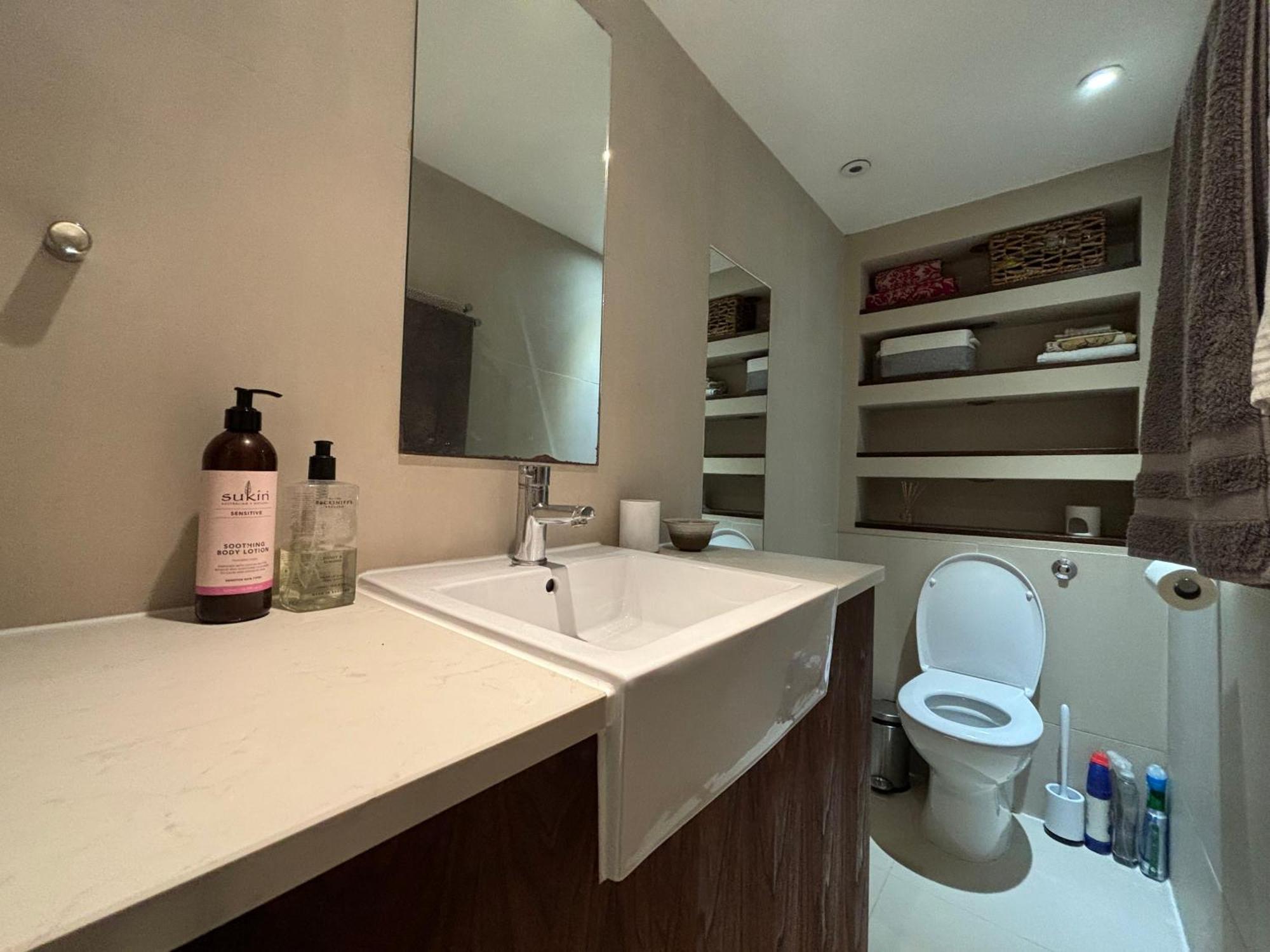 Pristine 2bd Flat With Private Patio Earls Court * London