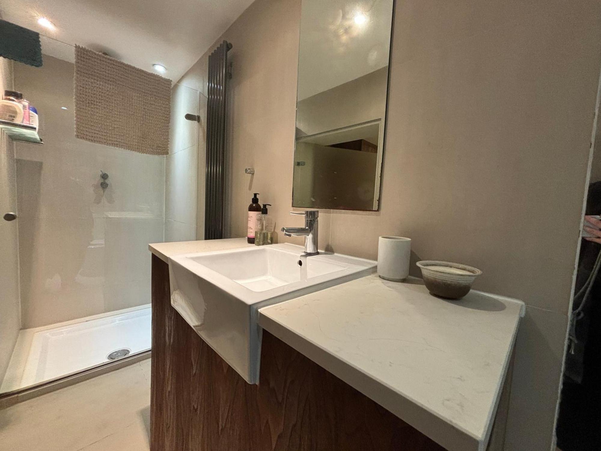 Apartment Pristine 2bd Flat With Private Patio Earls Court