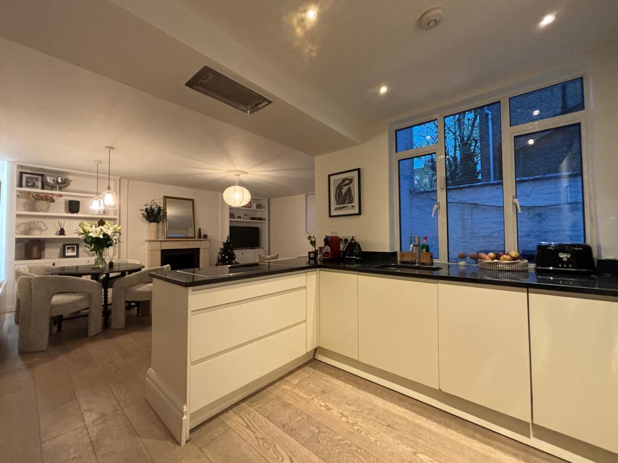 Pristine 2bd Flat With Private Patio Earls Court *