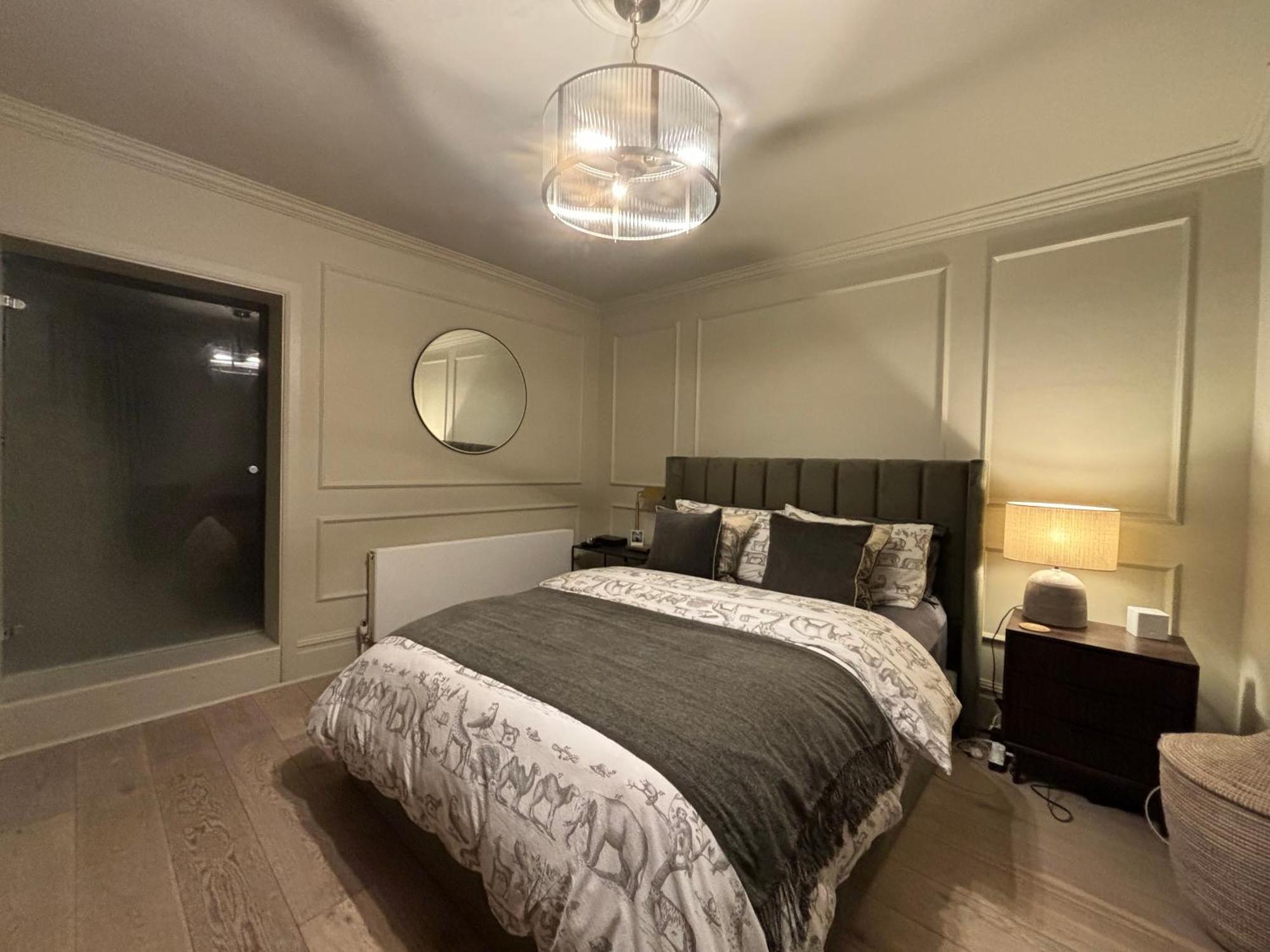 Pristine 2bd Flat With Private Patio Earls Court