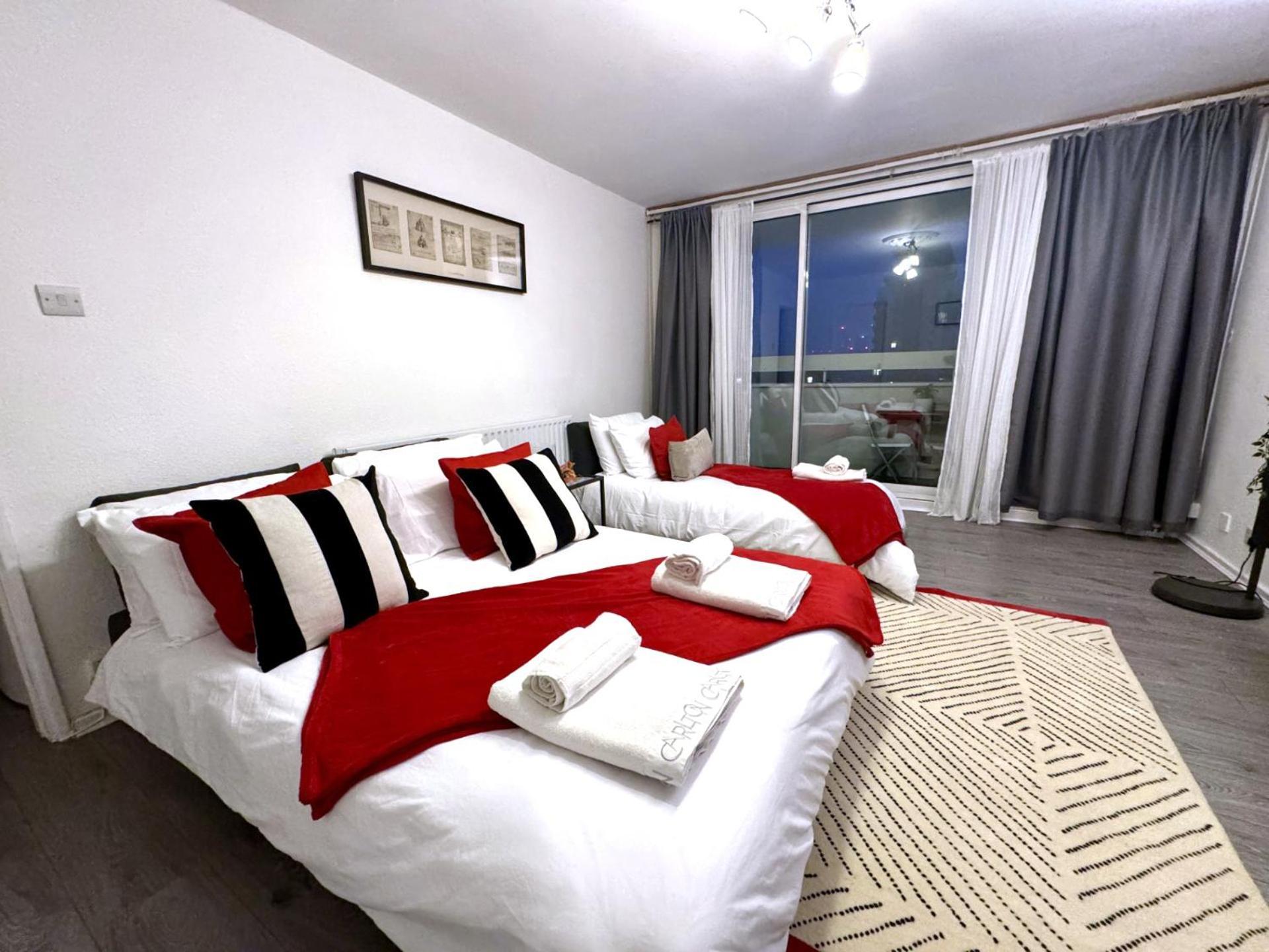 Skyline Apartment, London, Canary Wharf, River Side View And Street Parking Permit * London