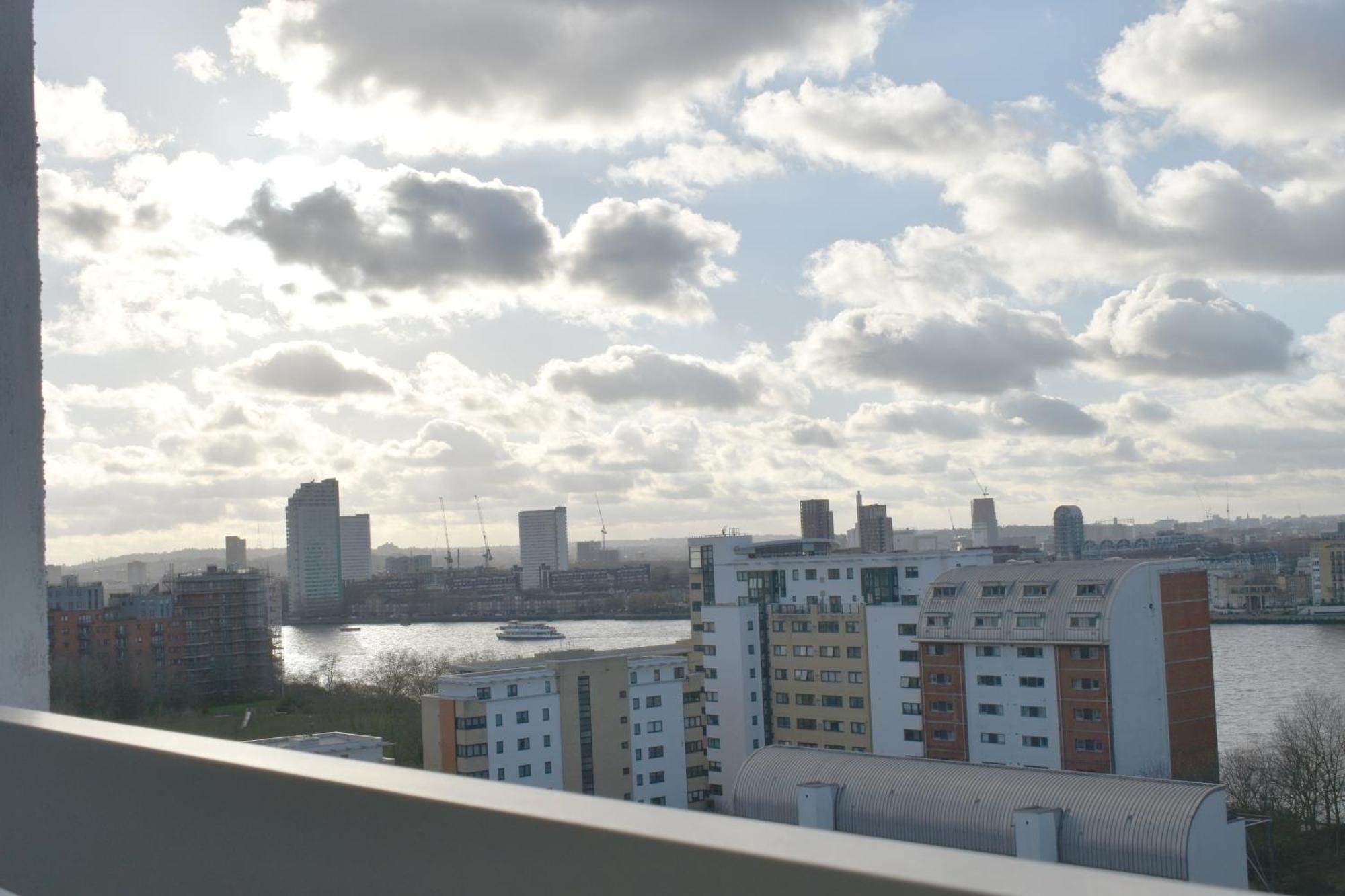 Skyline Apartment, London, Canary Wharf, River Side View And Street Parking Permit Apartment