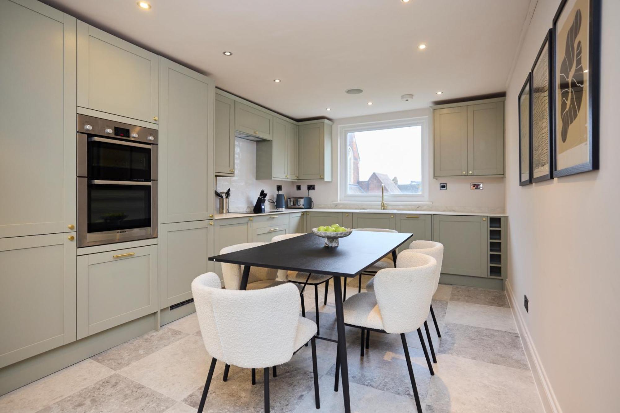 The Kensal Place - Modish 2bdr Flat With Study Londen
