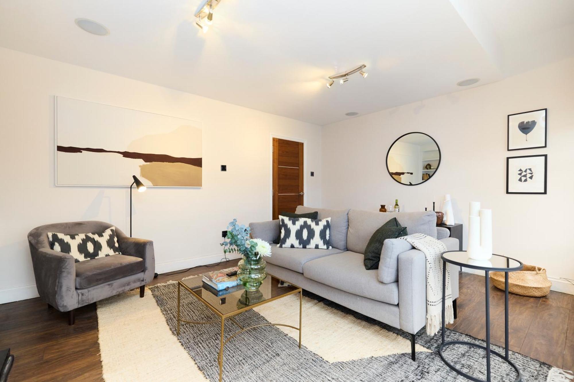 The Kensal Place - Modish 2bdr Flat With Study Londen
