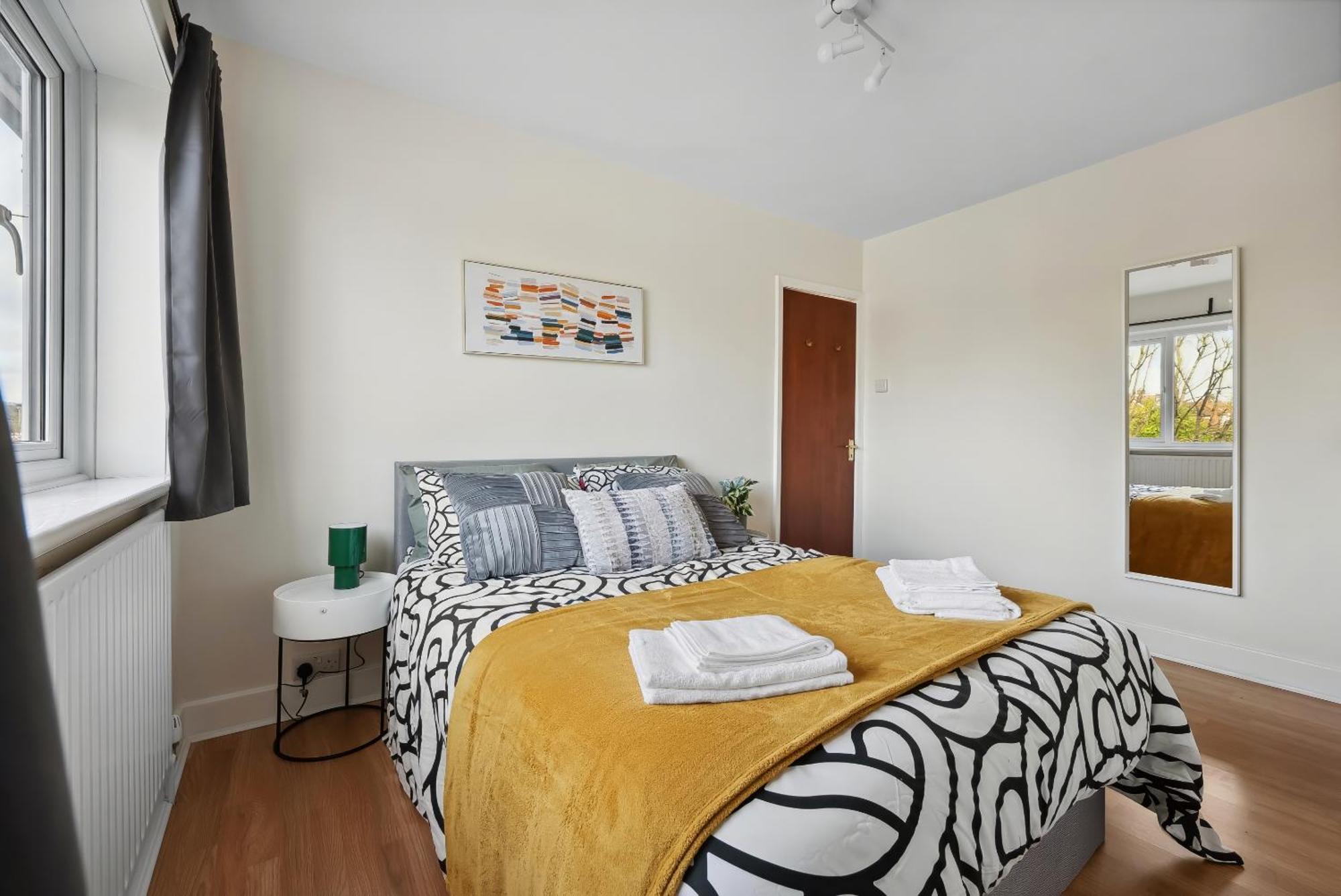 Vichy - Edgware Way 2 Bed Modern