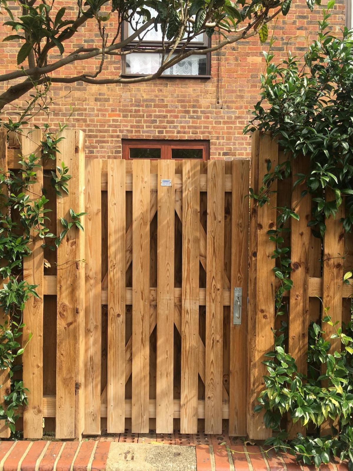 Spacious Stylish Family Flat Victoria Park With A Very Friendly Cat London