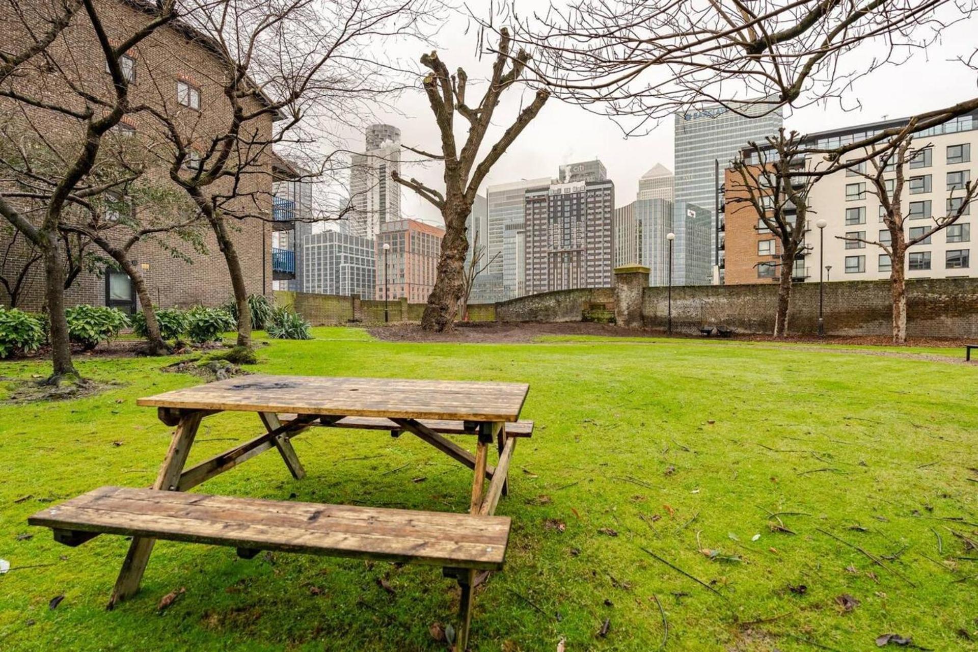 Private Garden Canary Wharf East Apartment