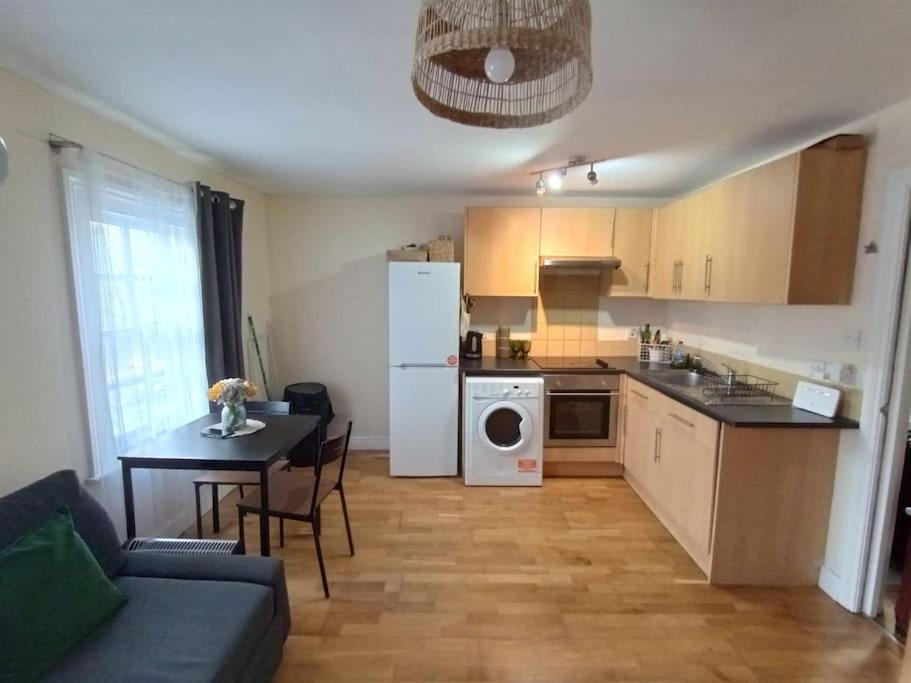 1- Bedroom Flat In London, Sleeps 4, Good Transport Link * London