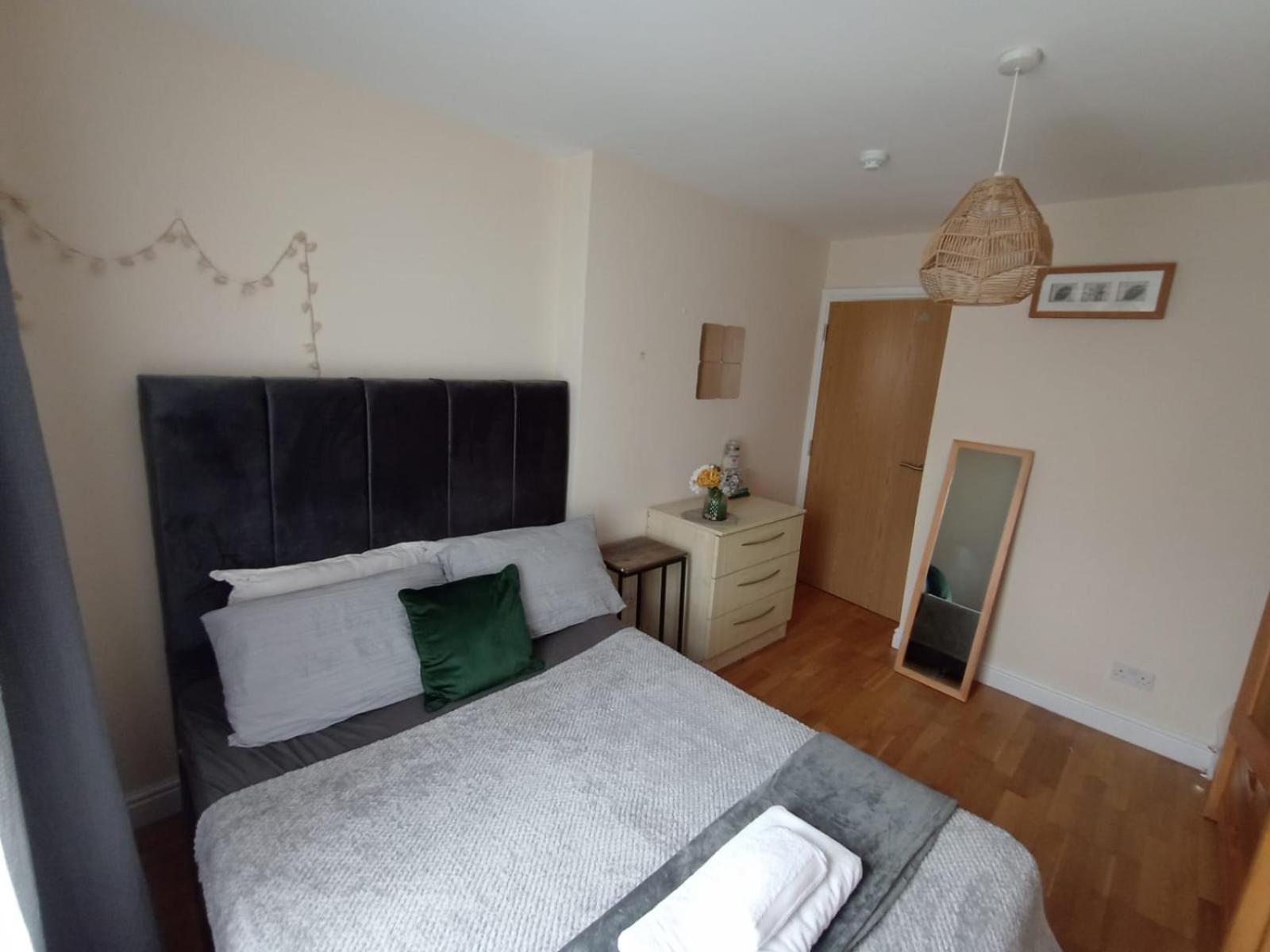 Apartment 1- Bedroom Flat In London, Sleeps 4, Good Transport Link *